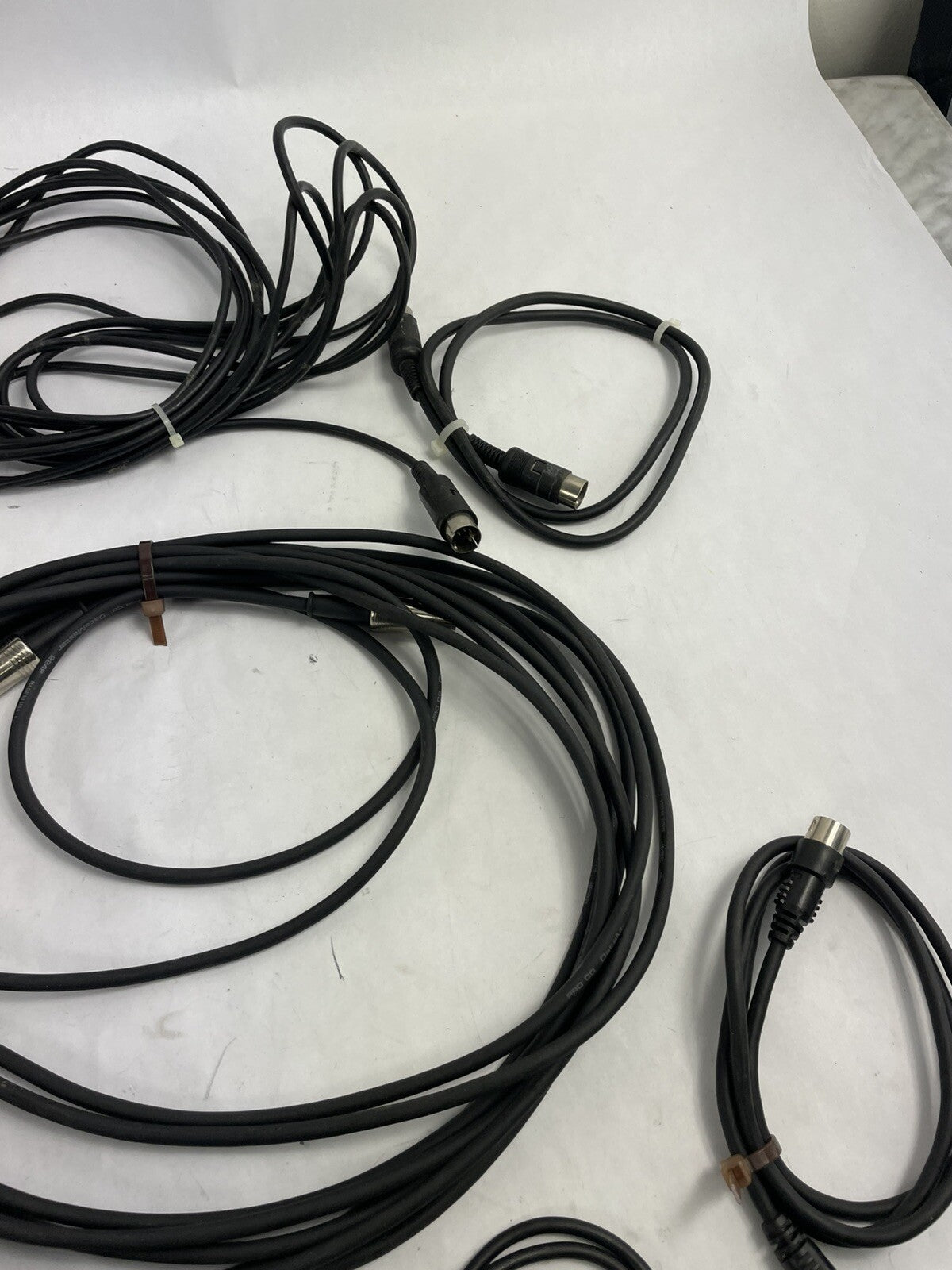 Lot of of 18 : Hosa Cables Right-Angle 5-pin DIN to Right-Angle 5-pin DIN MID