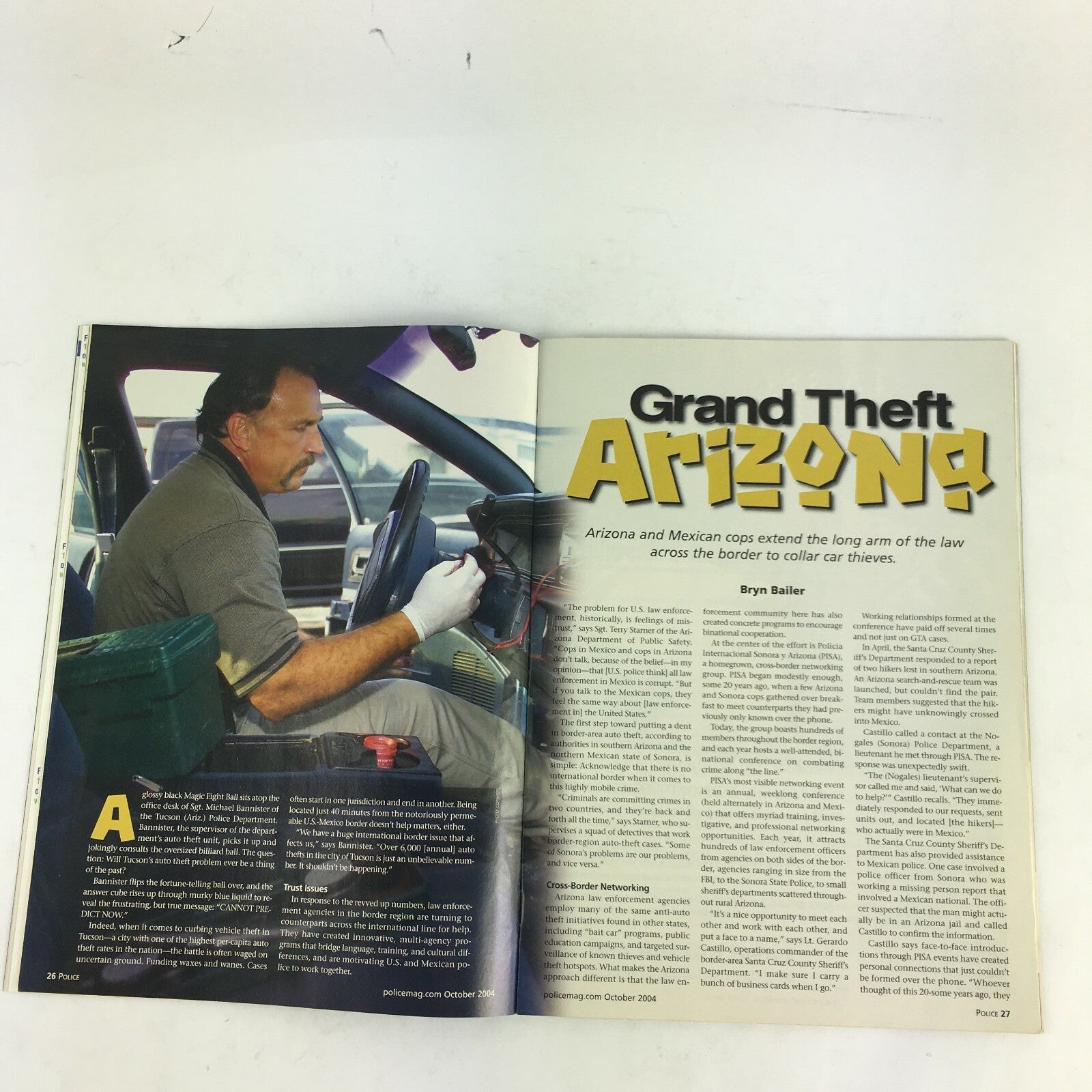 October 2004 Vol 28 Police Magazine Car Thieves Cold Case Squad Ruger Pistol
