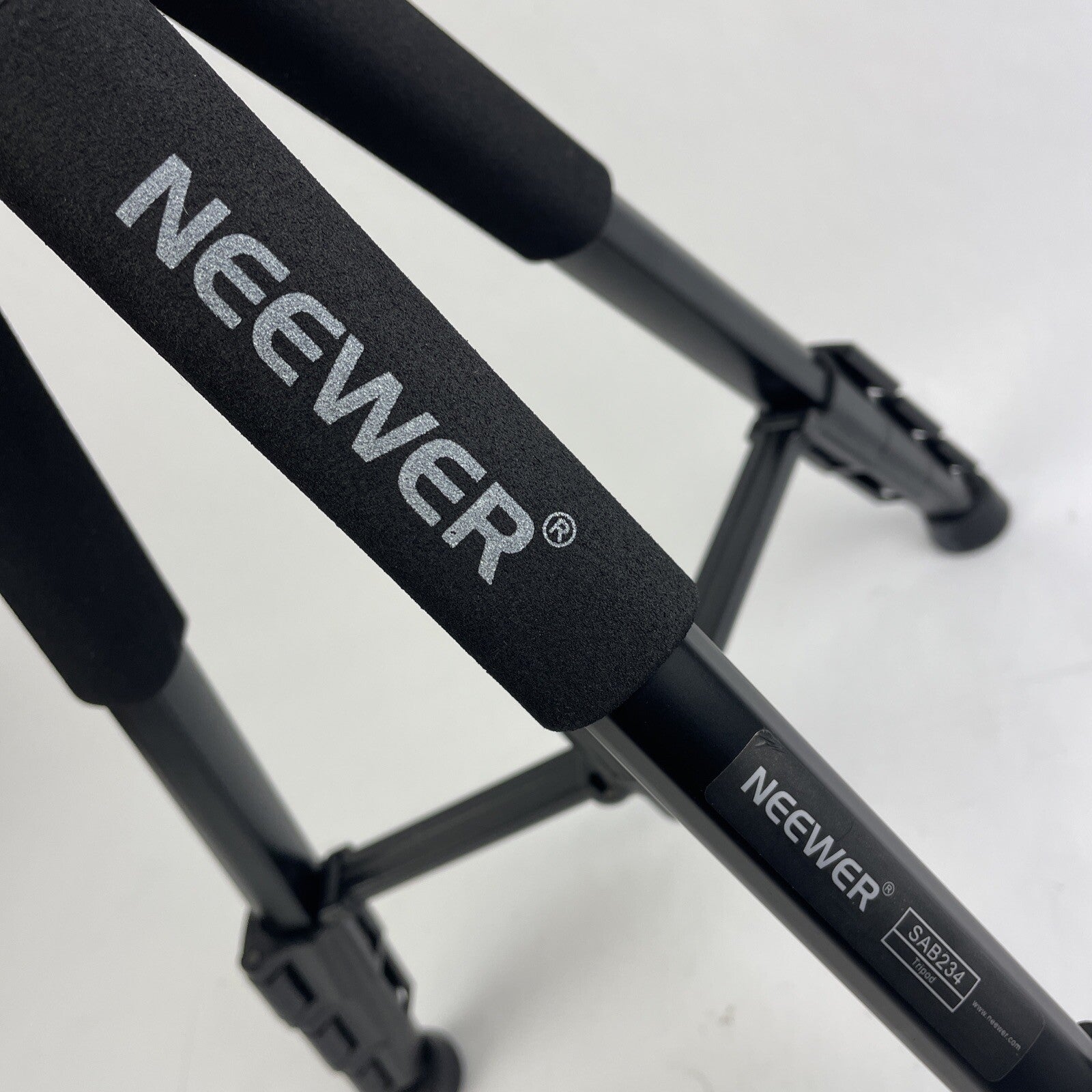 Neewer Model SAB234 | Portable Camera Aluminum Light Weight Tripod with Level