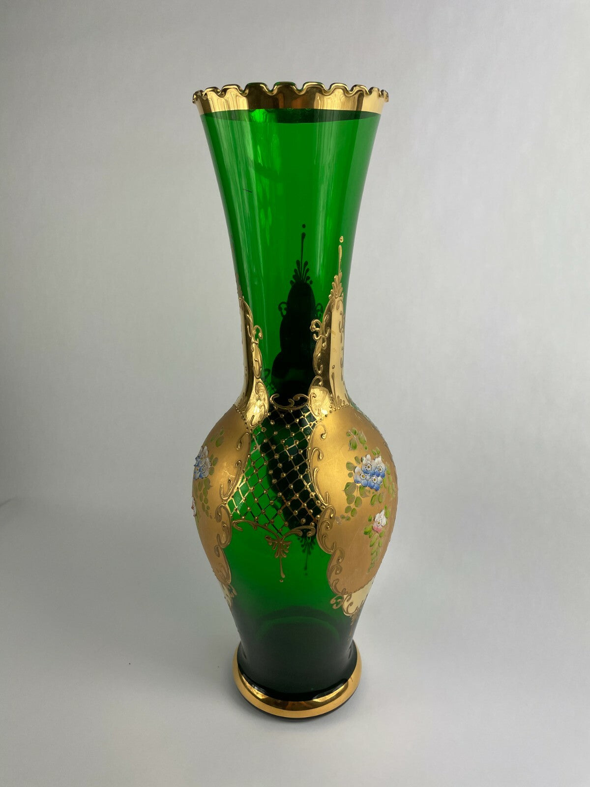 Beautifully designed decorative glass home décor display piece.