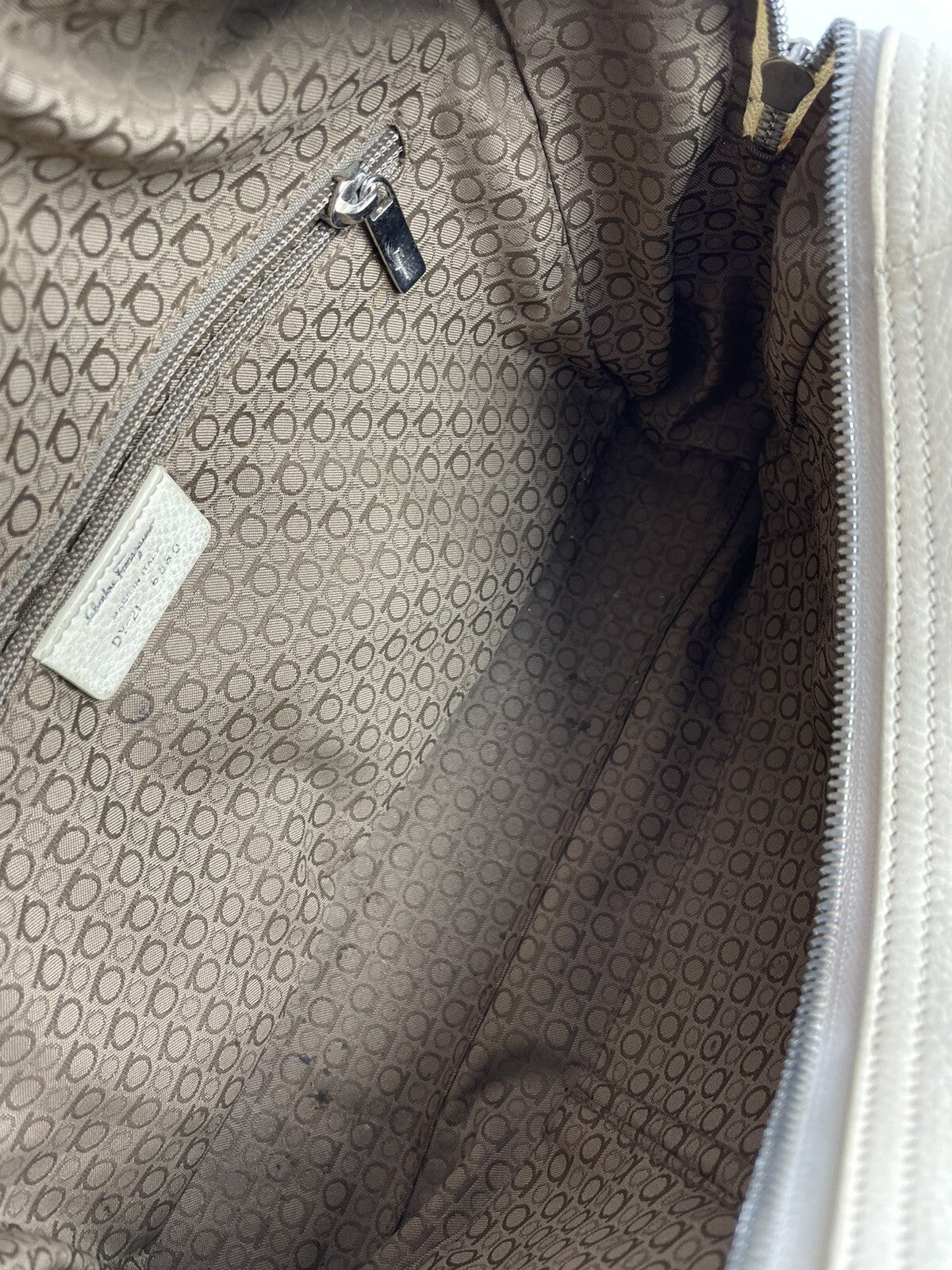Authentic Salvatore Ferragamo DY-21 6880 Gancini Handbag leather