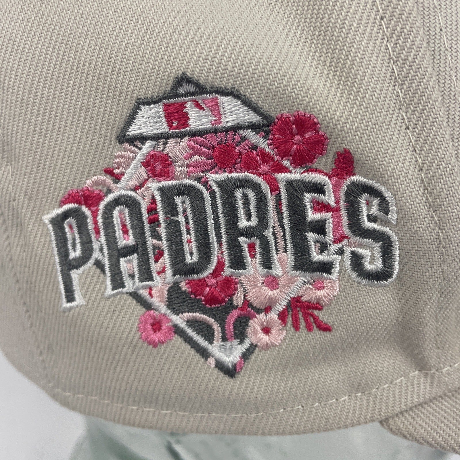 New Era 59FIFTY San Diego Padres fitted hat beige with pink detailing size 7 1/4