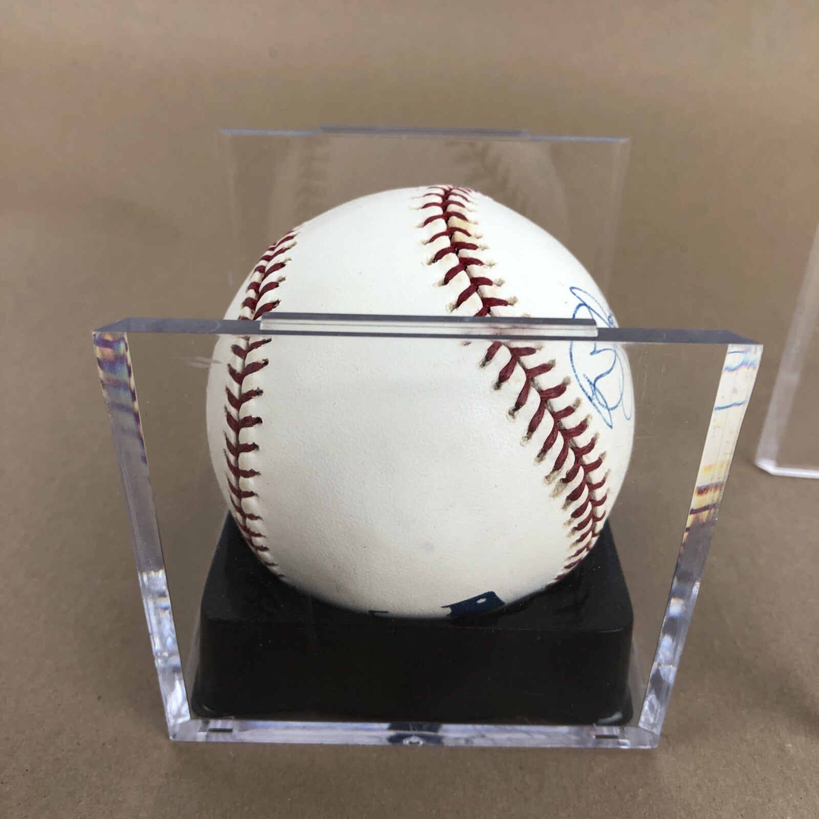 Brian Jordan #33 Los Angeles Dodgers signed Official Rawlings MLB baseball with clear display cube