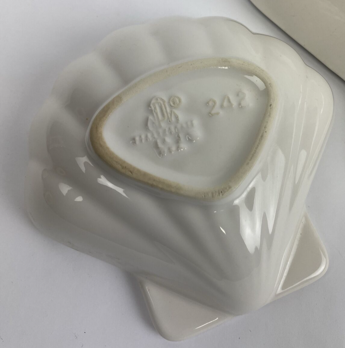 Pfaltzgraff Yorktowne #243 Large SHELL SERVER Food Bowl w 2 x #242 Shell Bowls