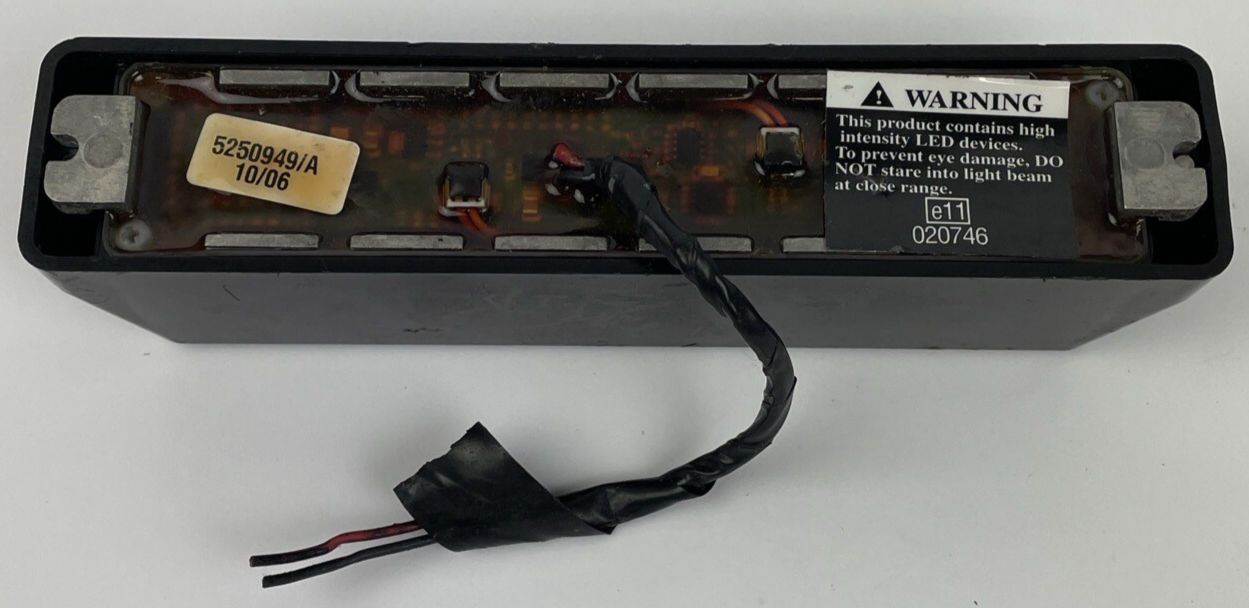 Code 3 SAE W165 directional light bar with mounting bracket