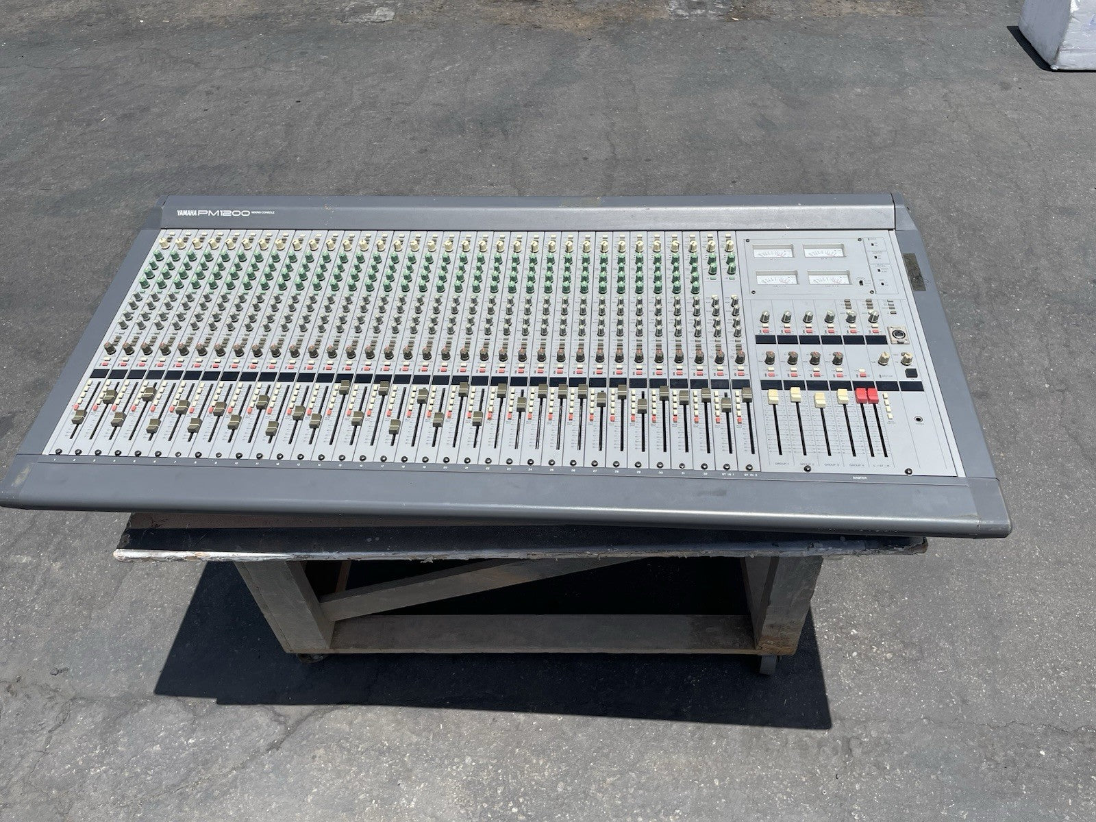 Yamaha PM1200 Professional Audio Mixing Console 32 channels with CASE