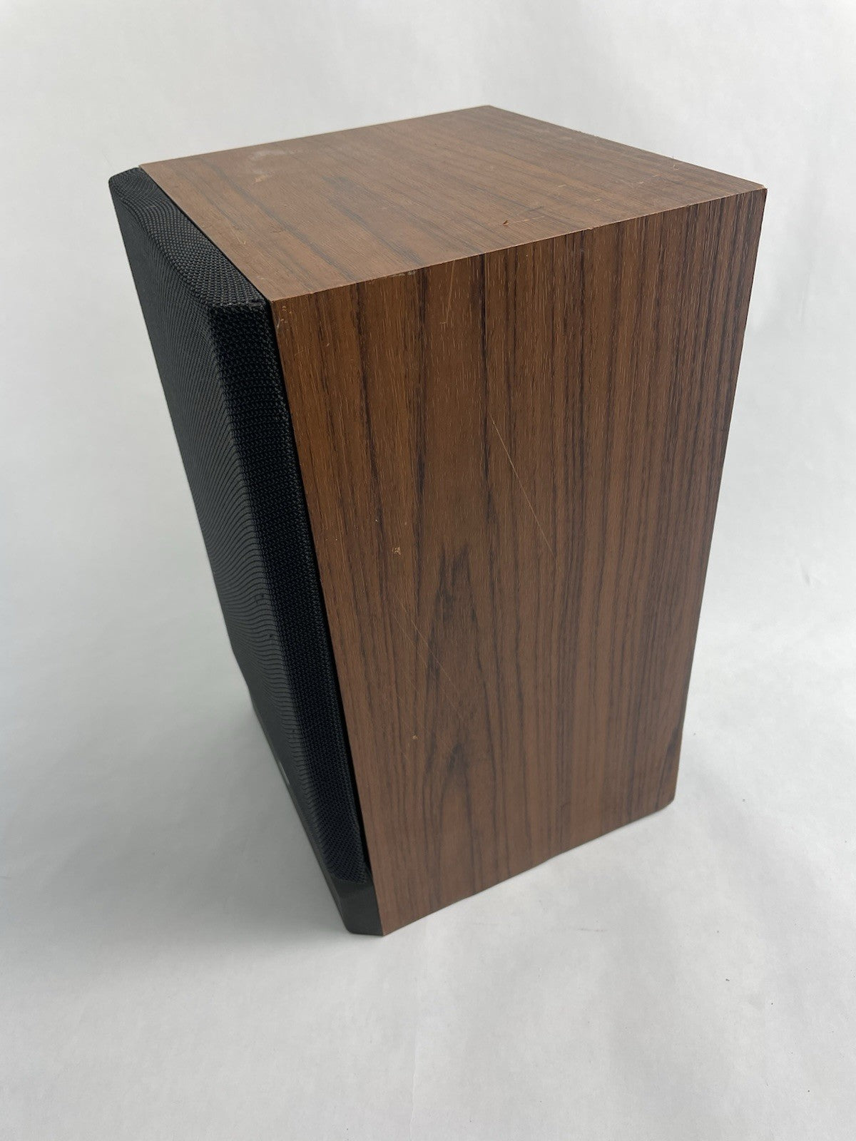1 x JBL P20 bookshelf speaker wood grain black front sounds great
