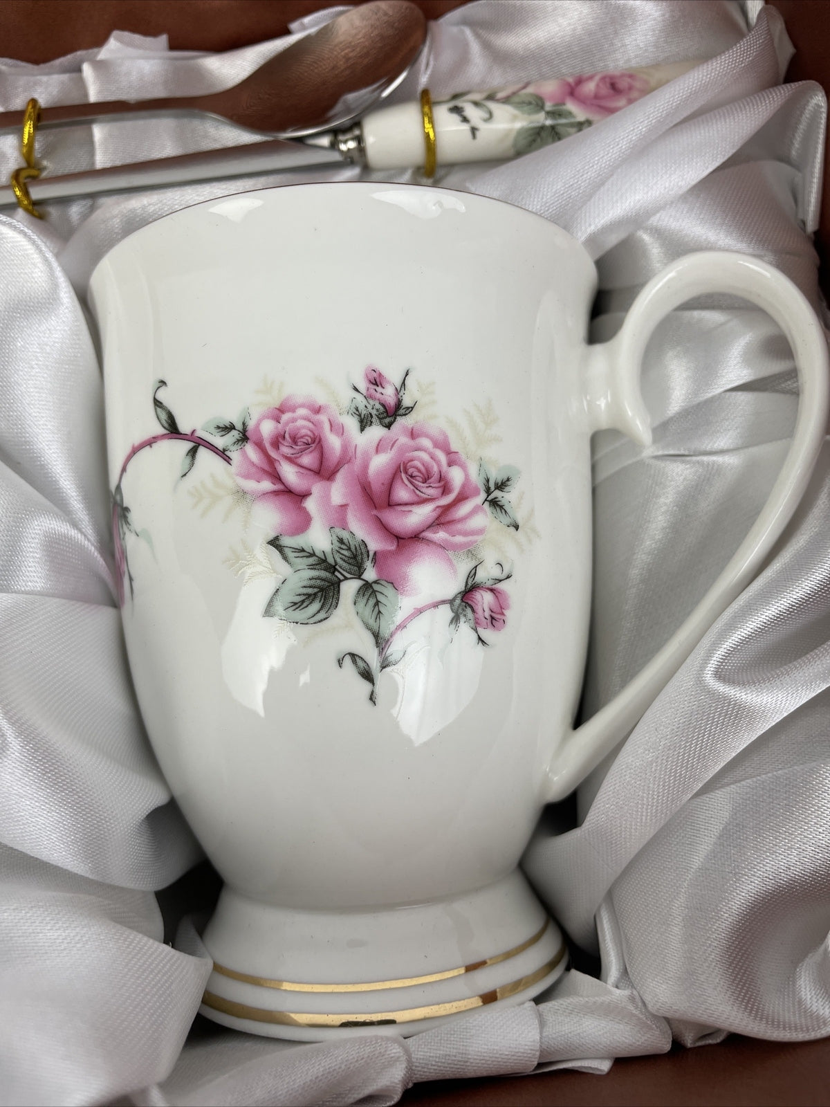 Koco Trading Co. BC Mugs White w Gold Accents Pink Roses 4 Piece Set w Spoons