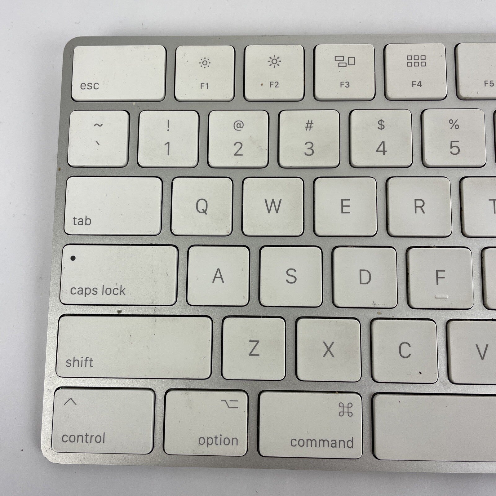 Apple Magic Model A1843 Wireless Keyboard Aluminum White Nice VGC LOOK