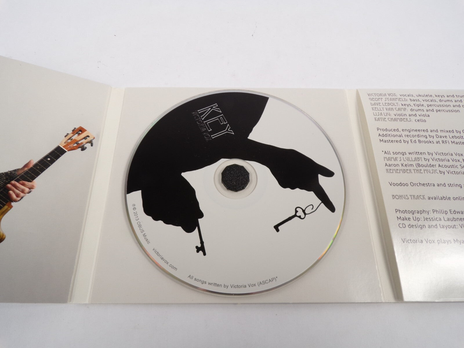 Key Victoria Von Daffodil Sweetest Melodies Let It Go Out The Back Door CD#28