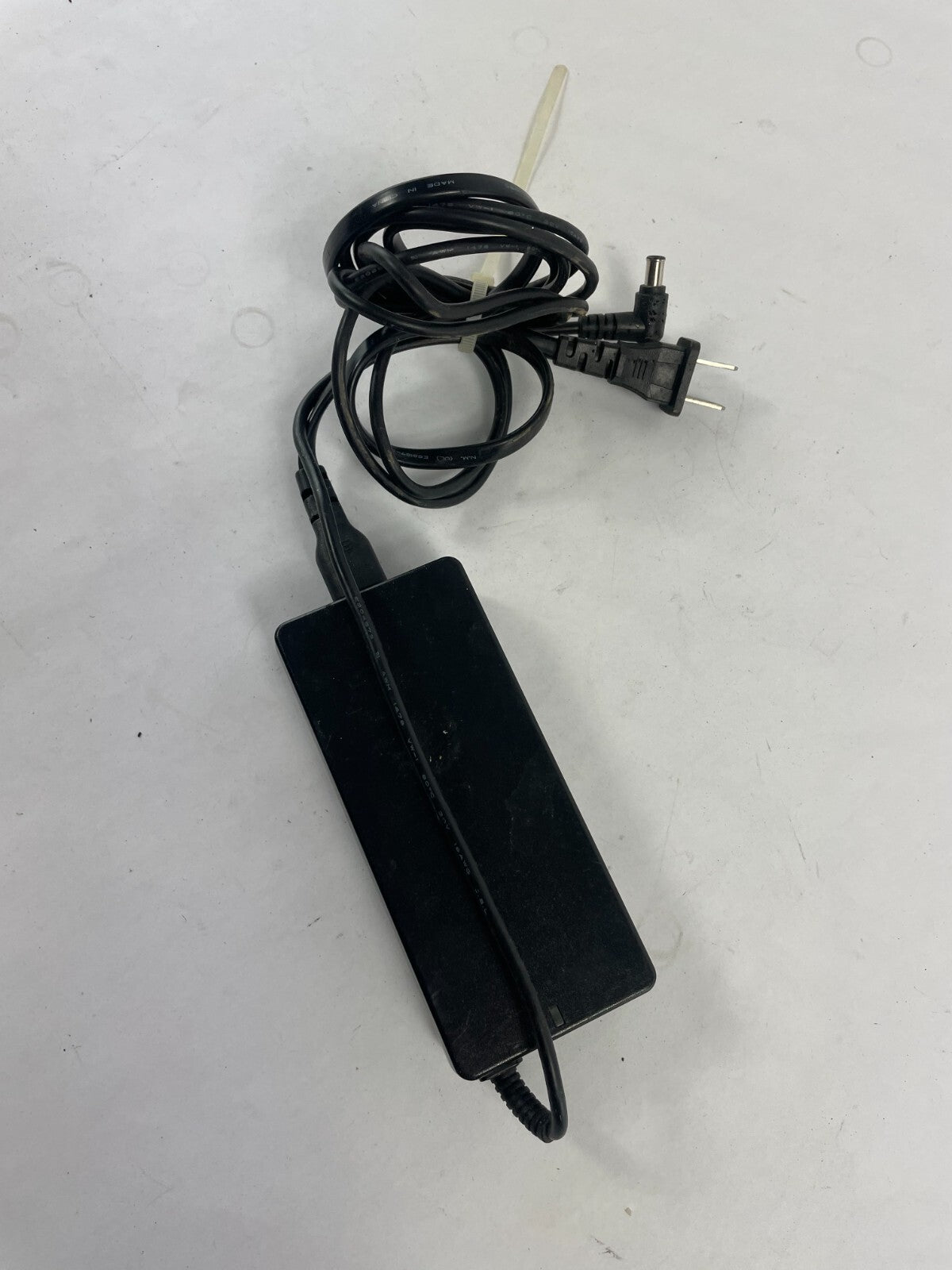 Geniune Sony VGP-AC19V13 Output 19.5 V 4.70A Power Supply Adapter B01