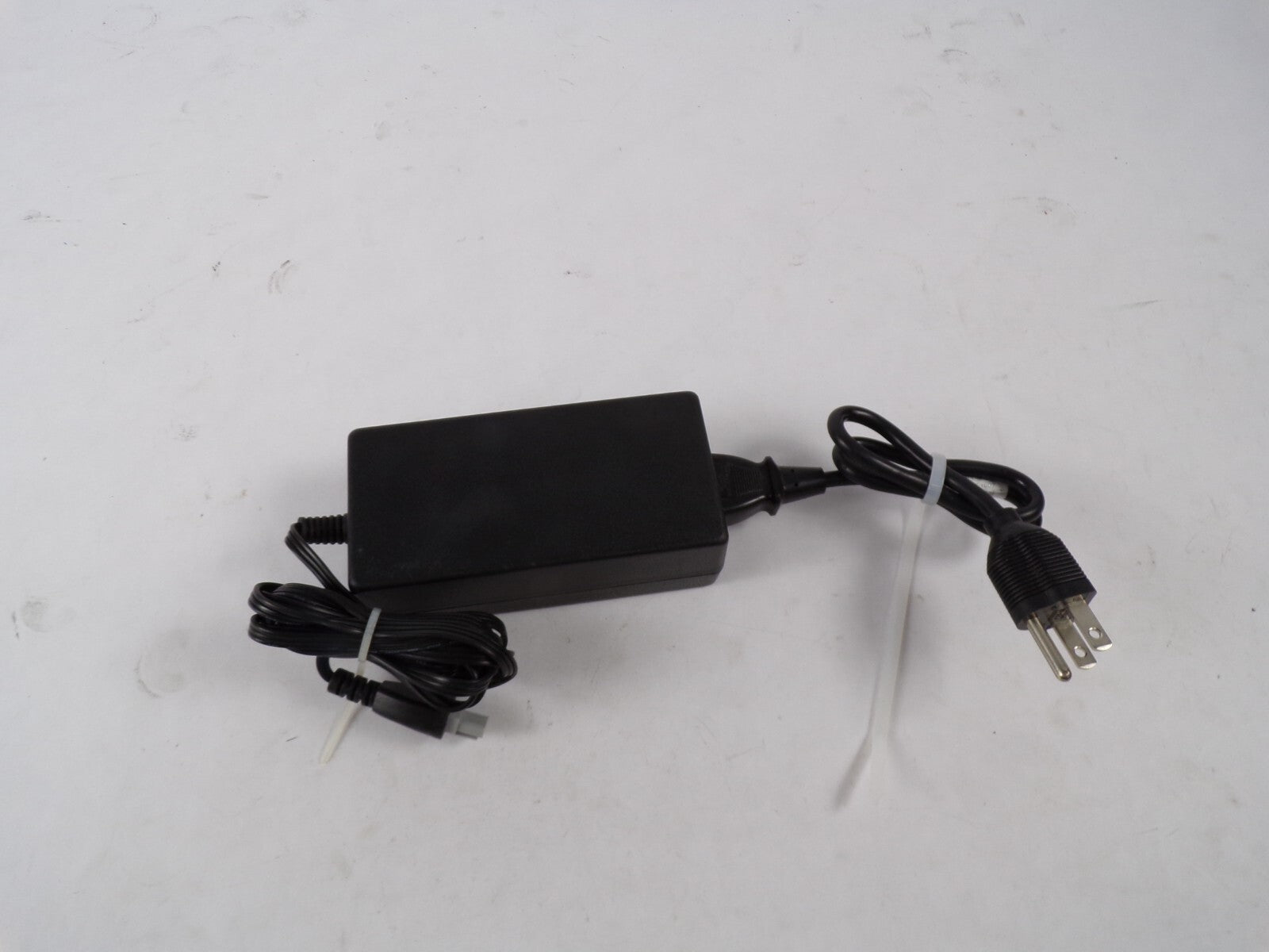 Geniue AC Adapter 0957-2146 Output 16 V 625mA Power Supply Adapter A85