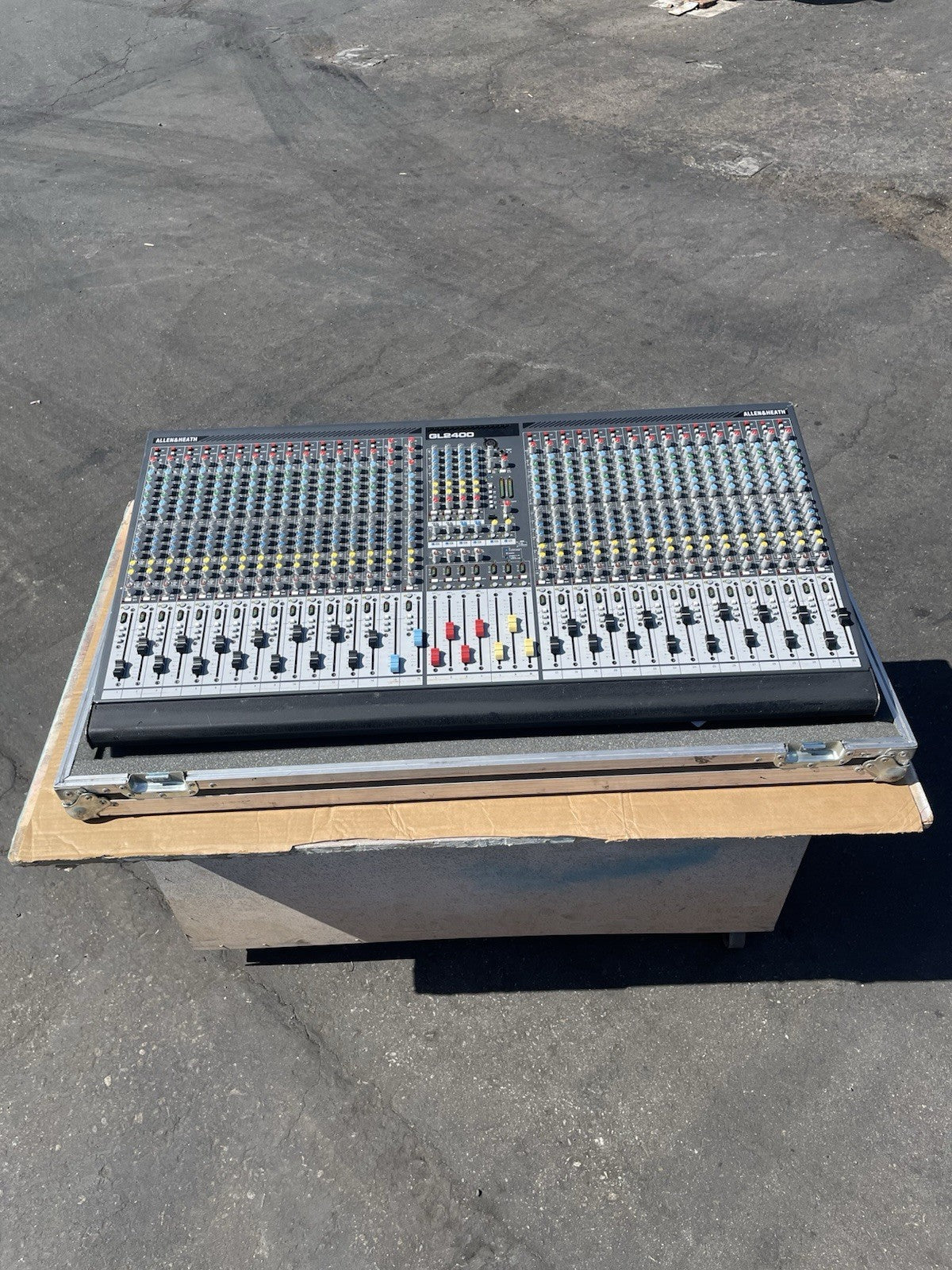 ALLEN & HEATH GL2400-32 Professional Dual Function Audio Mixer In Road case
