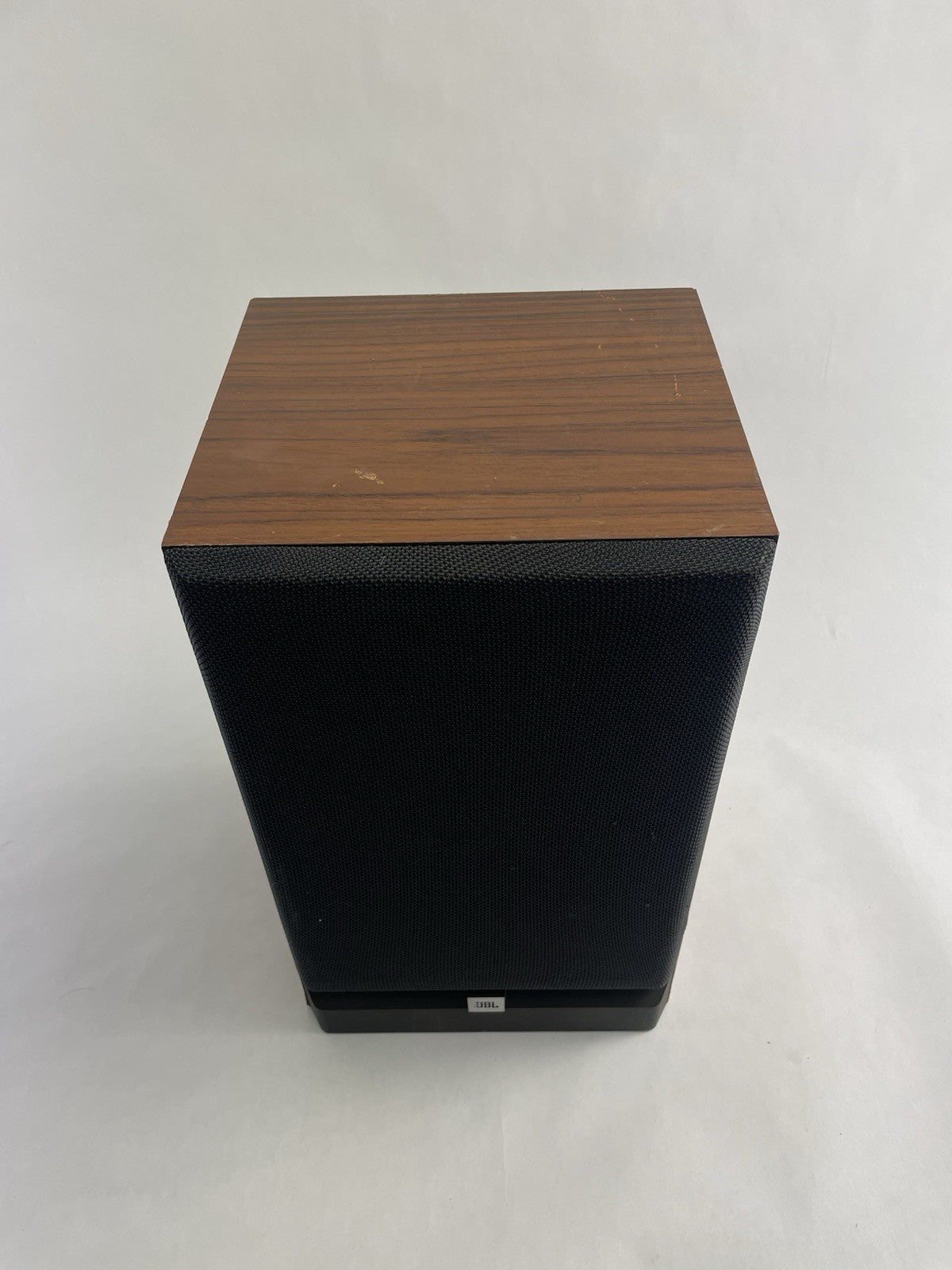 1 x JBL P20 bookshelf speaker wood grain black front sounds great