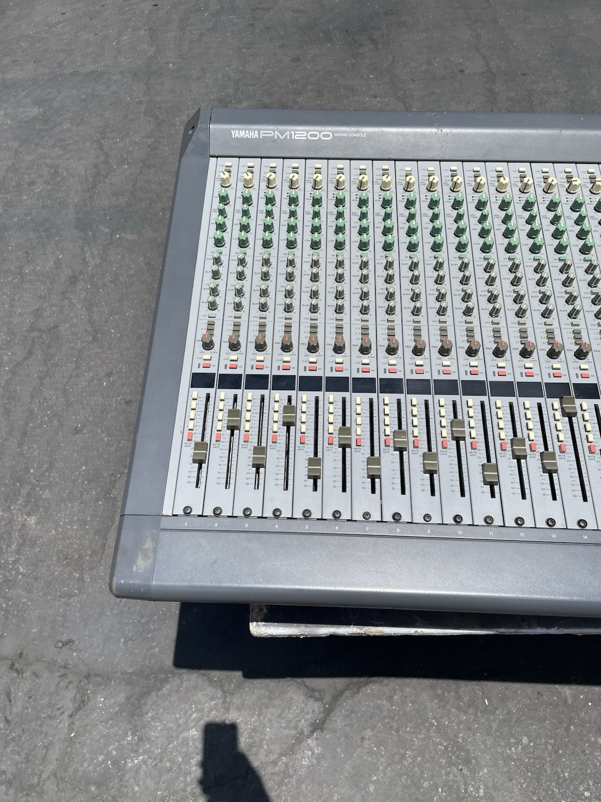 Yamaha PM1200 Professional Audio Mixing Console 32 channels with CASE