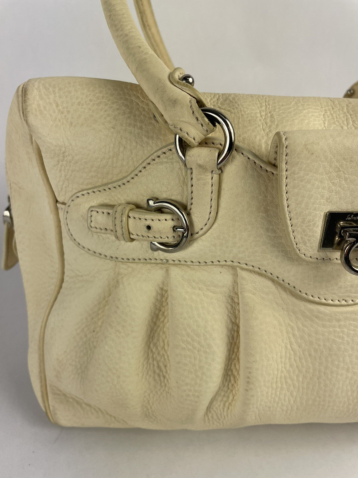 Authentic Salvatore Ferragamo DY-21 6880 Gancini Handbag leather