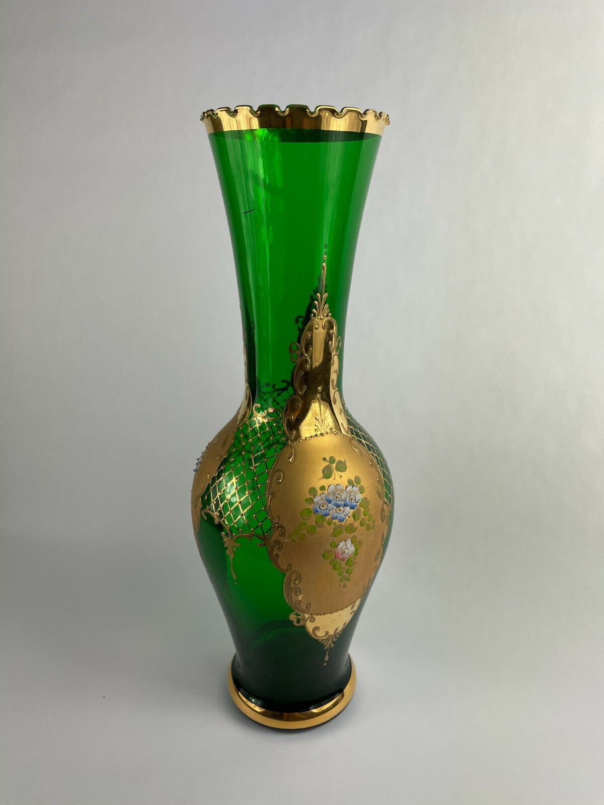 Beautifully designed decorative glass home décor display piece.