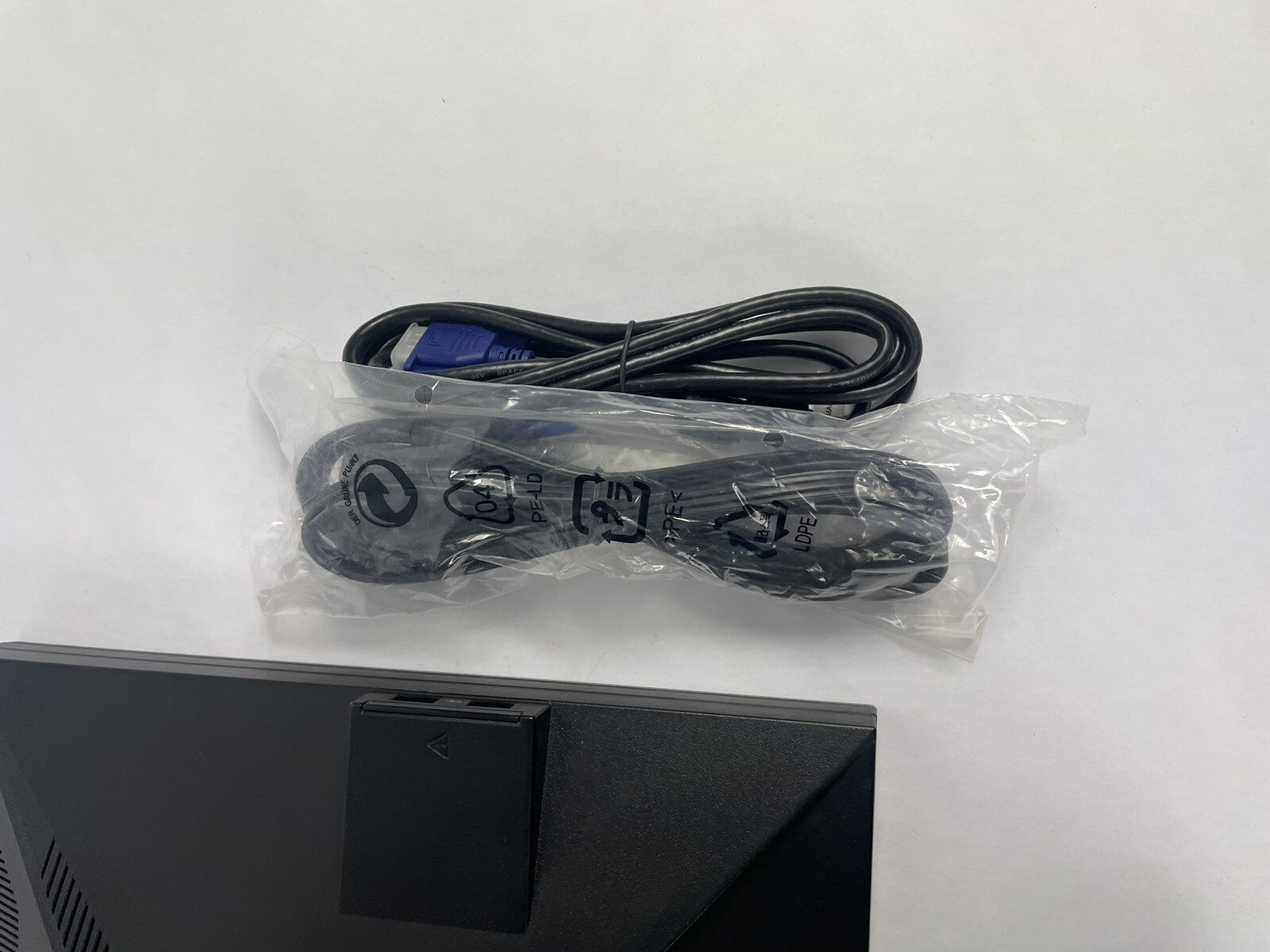 Dell P2210T 22" WideScreen 1680 x1050 LCD Flat Panel Monitor + AX510 Speaker Bar