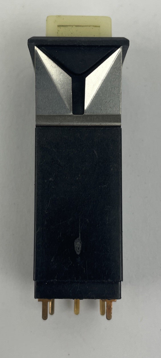 Dialight 554-112-111 SPDT pushbutton switch 5A 125V USA