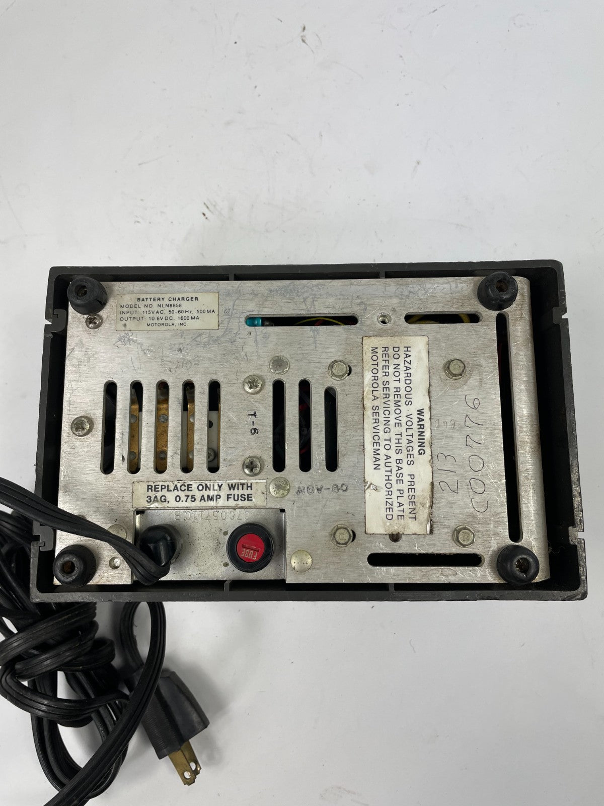 Motorola NLN8858 Battery Charger 10.6V DC, 1600 MA