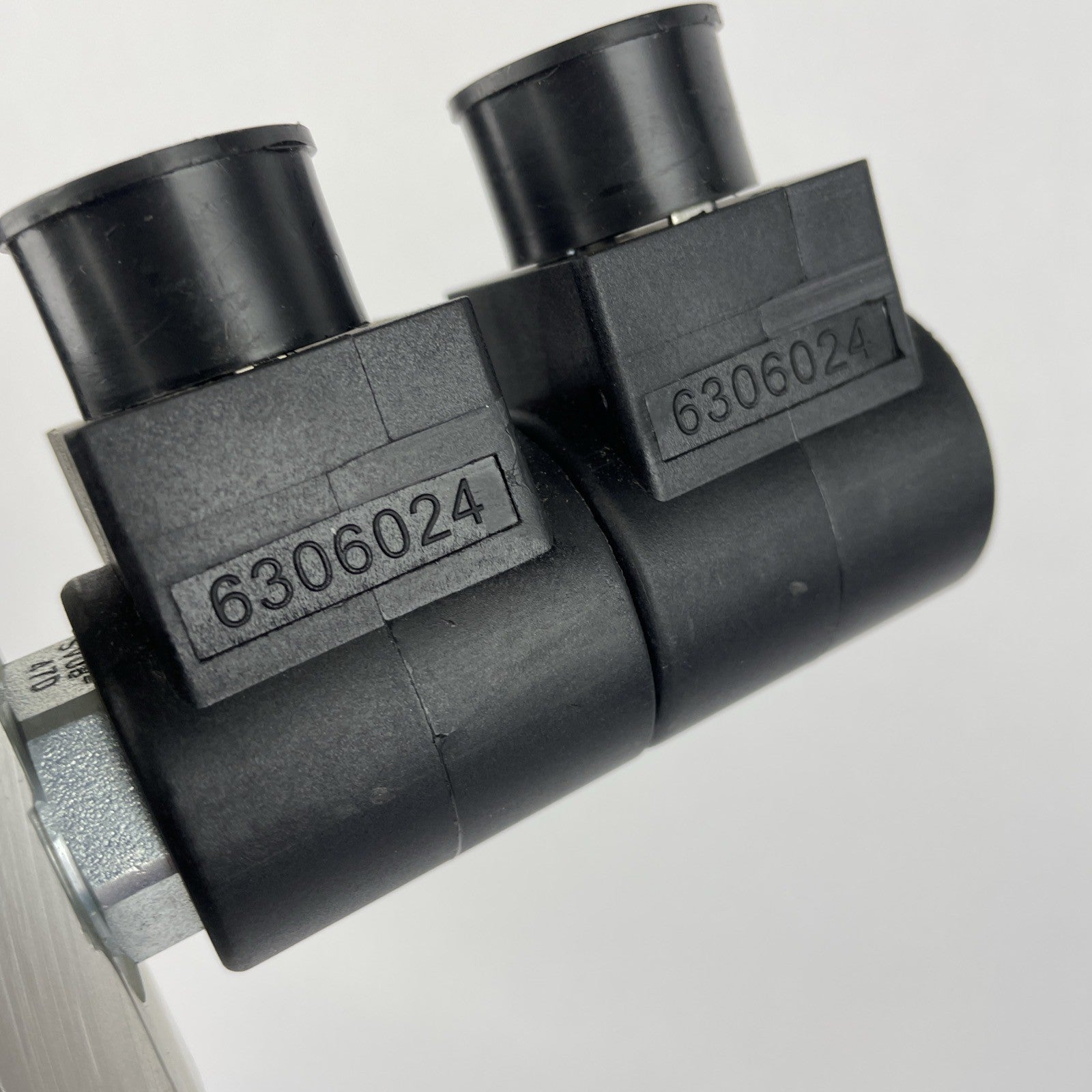 HydraForce 70244860 4-way solenoid valve with 2 6306024 plugs