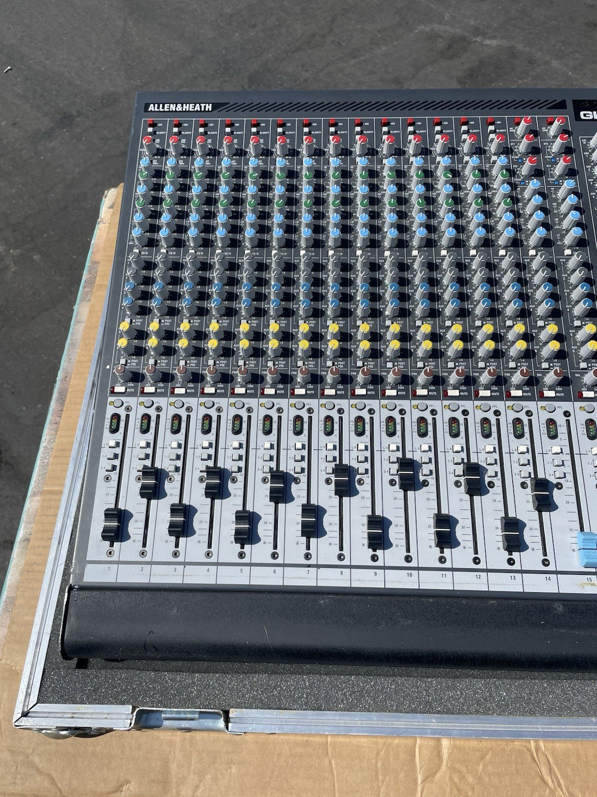 ALLEN & HEATH GL2400-32 Professional Dual Function Audio Mixer In Road case