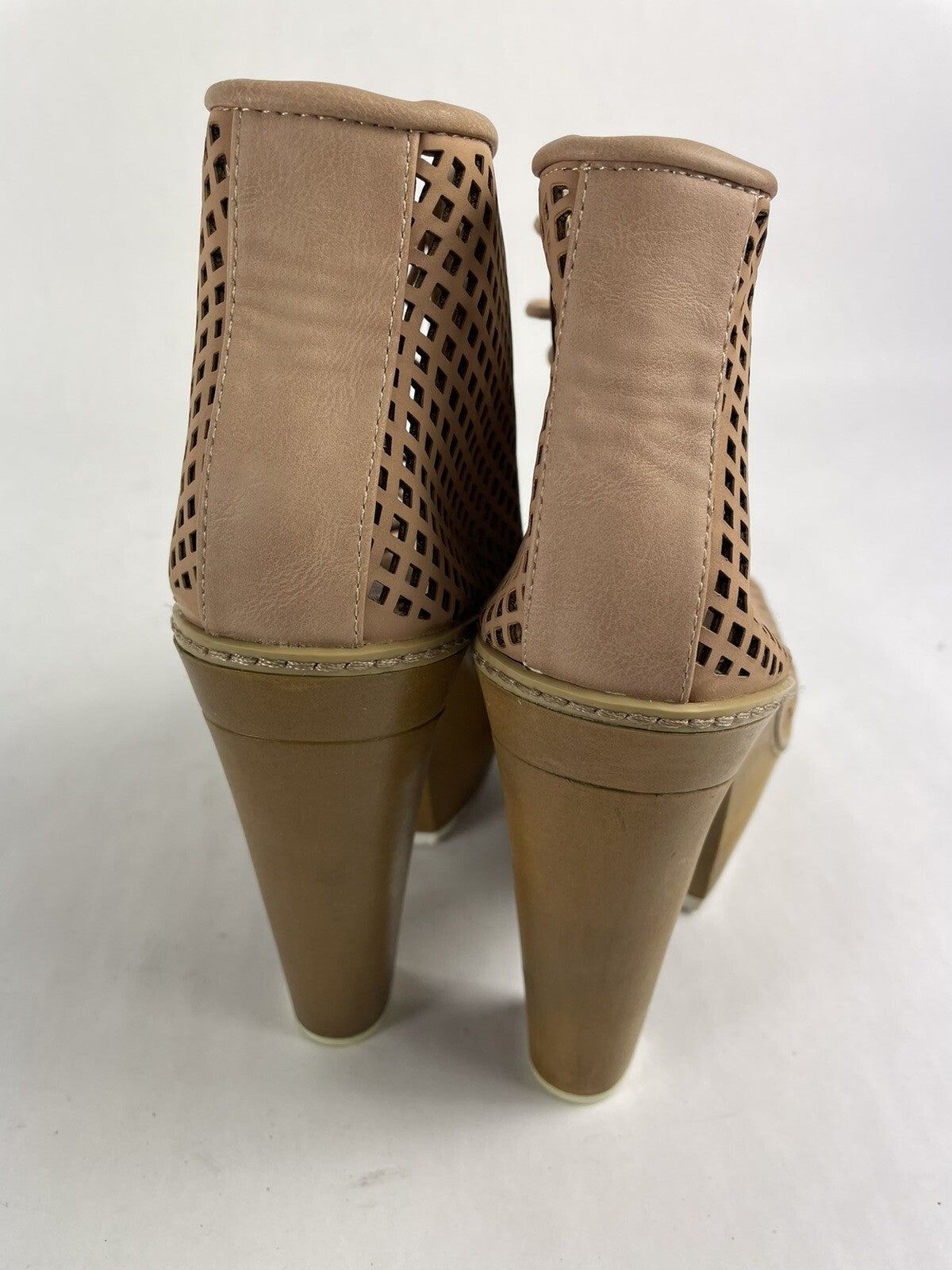 Women's Size 7.5 Dollhouse Brand 6" Heel Cream Platform Shoes Good Condition