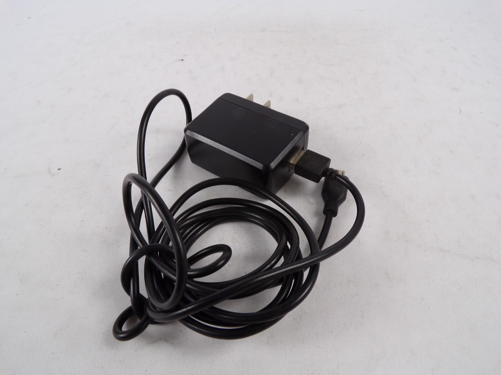 Geniune Brookstone GME6A-050100FU Output 5 V 1 A Power Supply Adapter A56