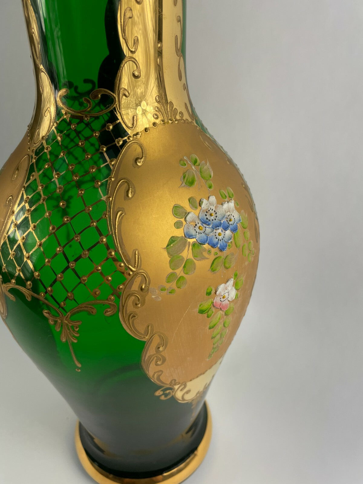 Beautifully designed decorative glass home décor display piece.