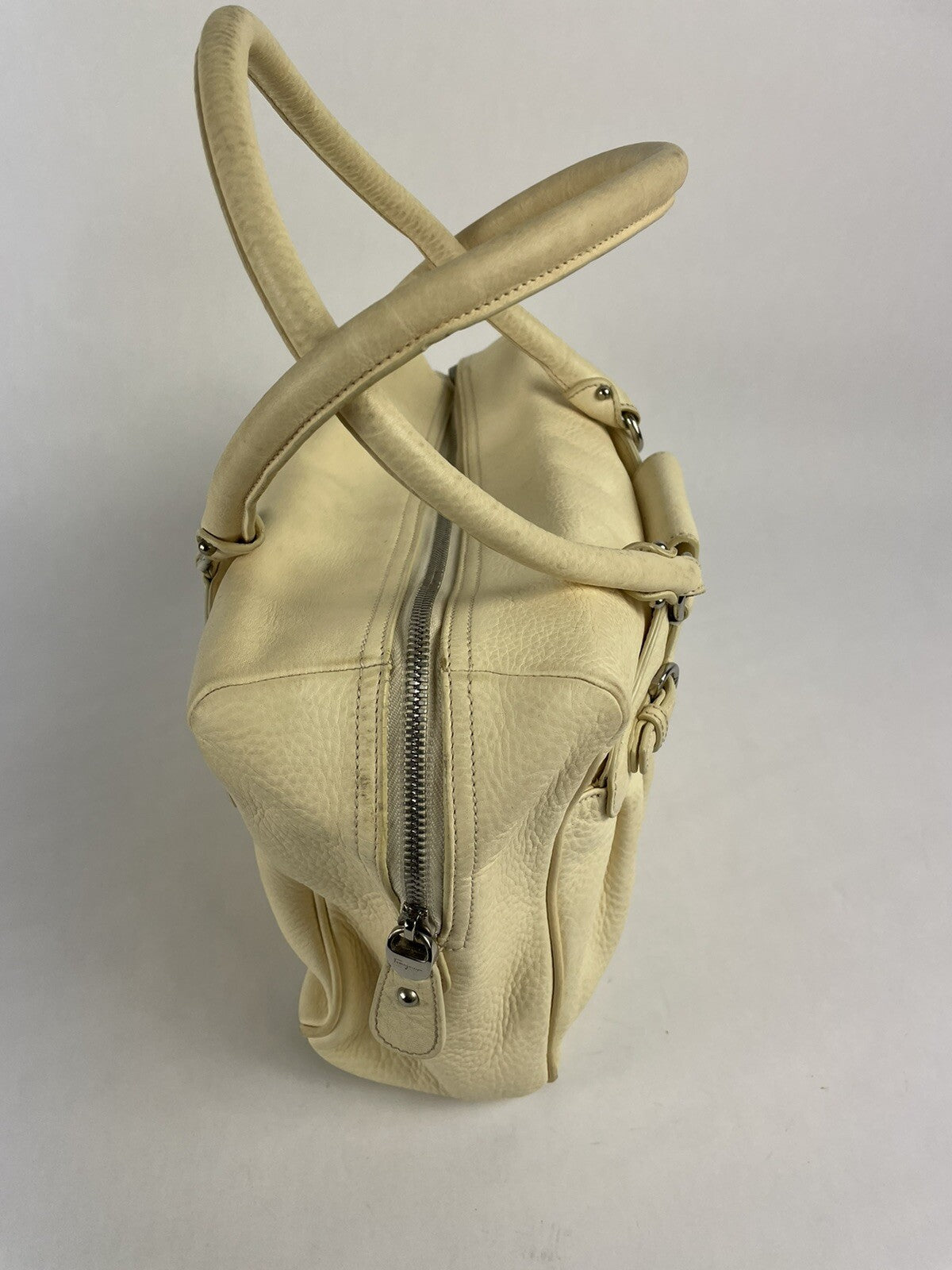 Authentic Salvatore Ferragamo DY-21 6880 Gancini Handbag leather