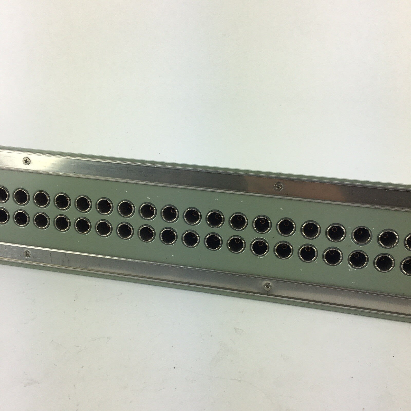 Trompeter Electronics Inc JSI-52 Insulated 52 Position Panel Wide Spacing