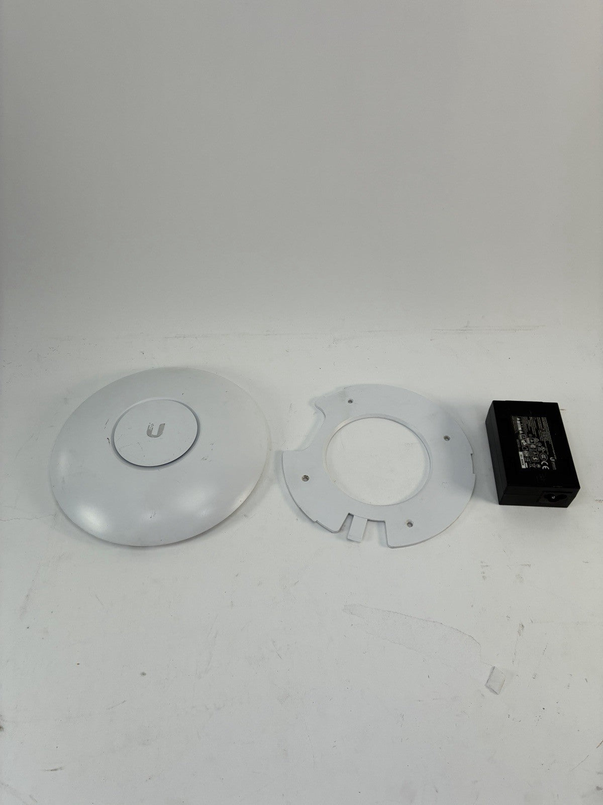 Ubiquiti UniFi UAP-AC-PRO Wireless Access Point Dual Band AC1750 w/ PoE