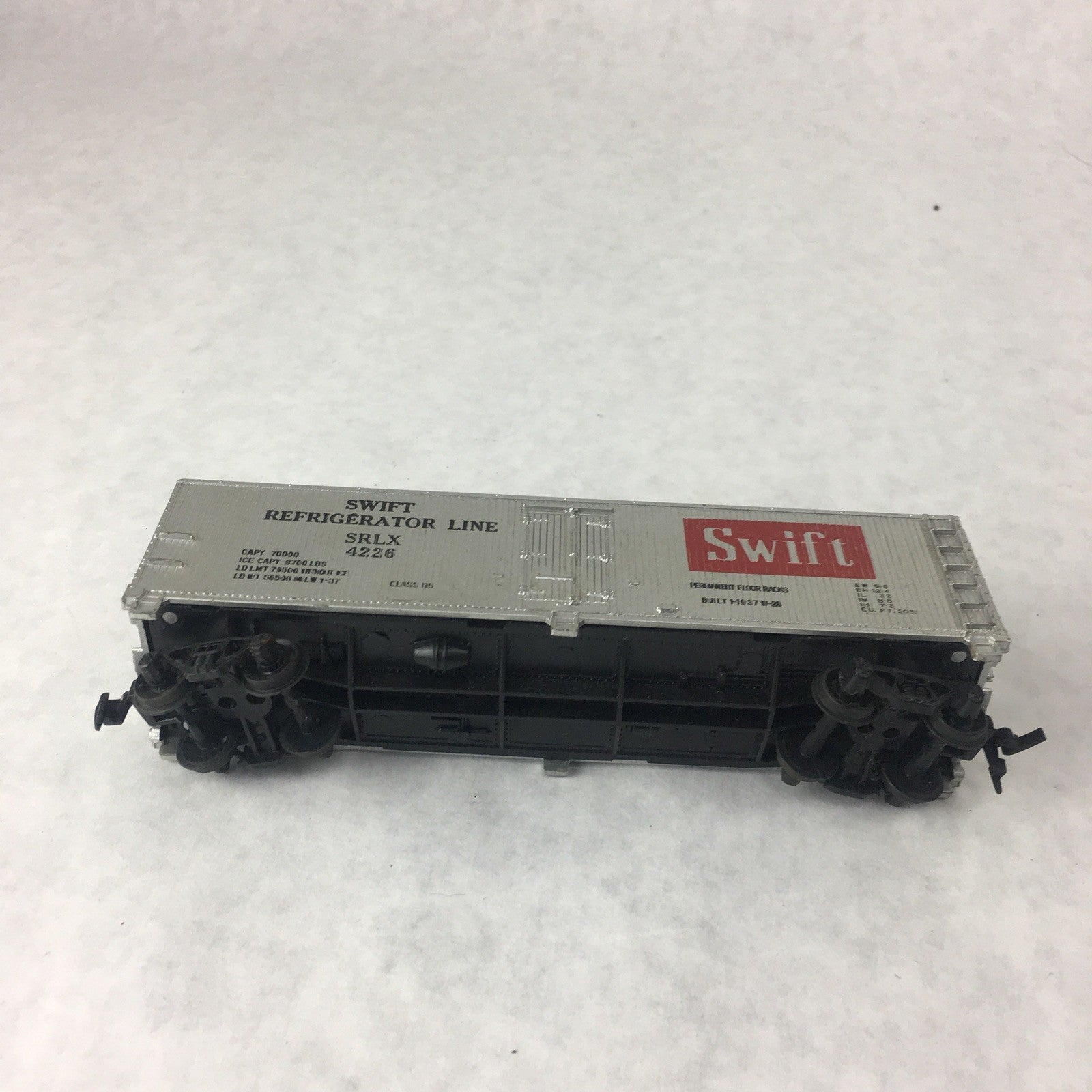 HO SCALE 40' SWIFT PLUG DOOR REEFER #4226 CUSTOM DETAILED 0B