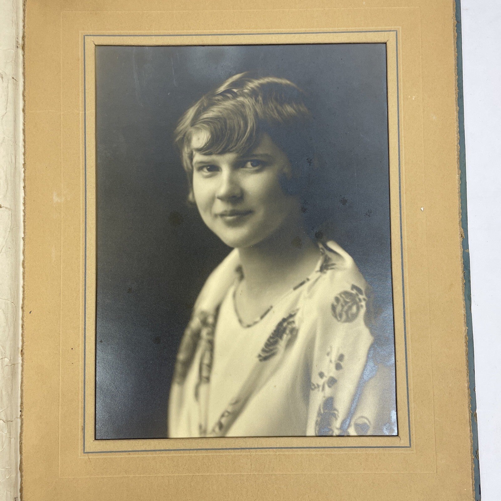 Antique Photo Pretty Young Girl Posing 1920s Period Clothing Kilgore Portraits