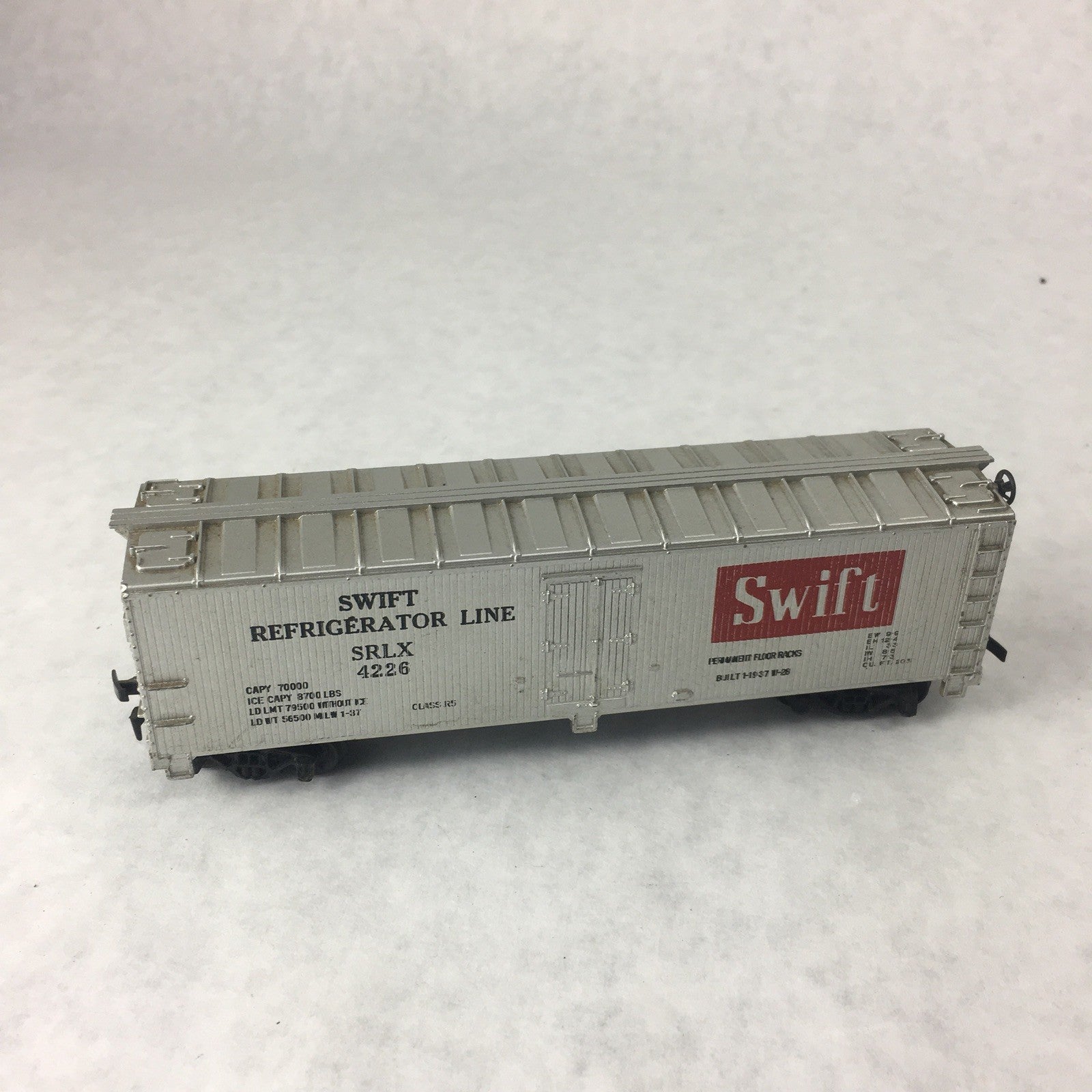 HO SCALE 40' SWIFT PLUG DOOR REEFER #4226 CUSTOM DETAILED 0B