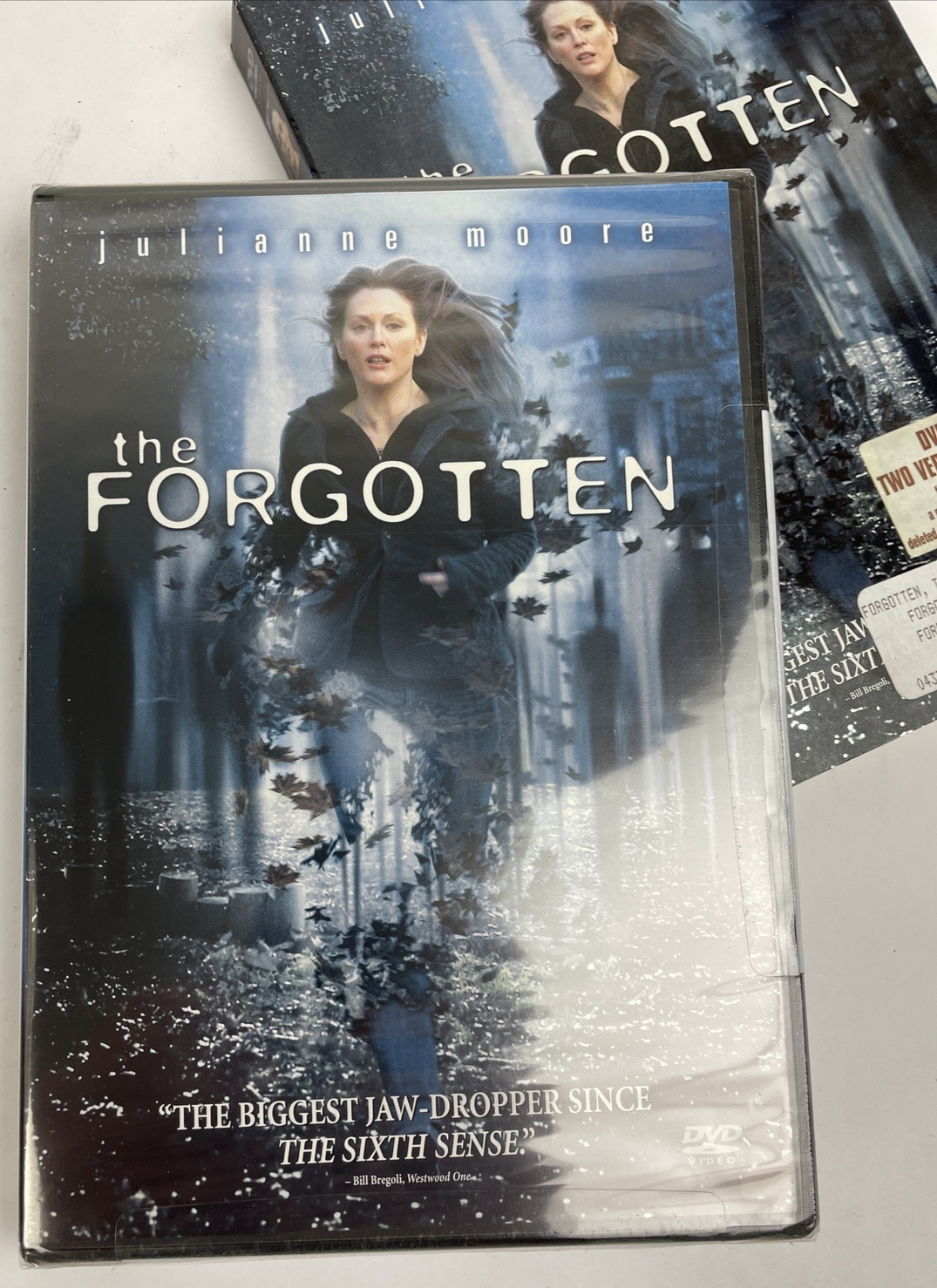 The Forgotten (DVD Video 2004 ) Sealed with Slipcover Widescreen Julianne Moore