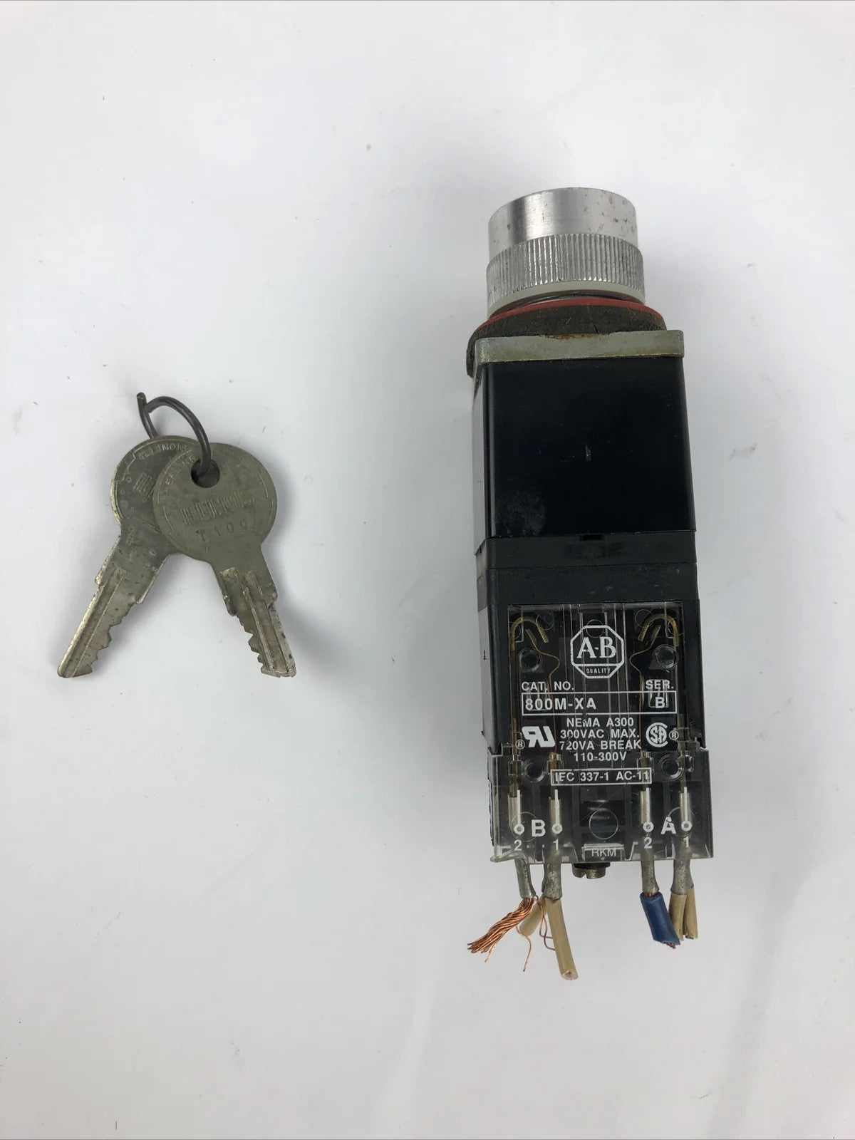 Allen Bradley 800M 2 Position Keyed Selector Switch W/ 2 AB 800M XA Blocks