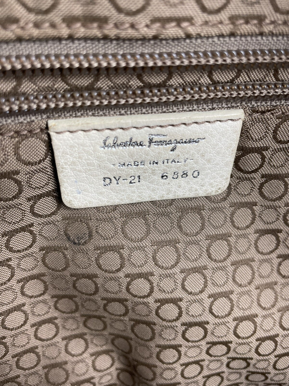 Authentic Salvatore Ferragamo DY-21 6880 Gancini Handbag leather