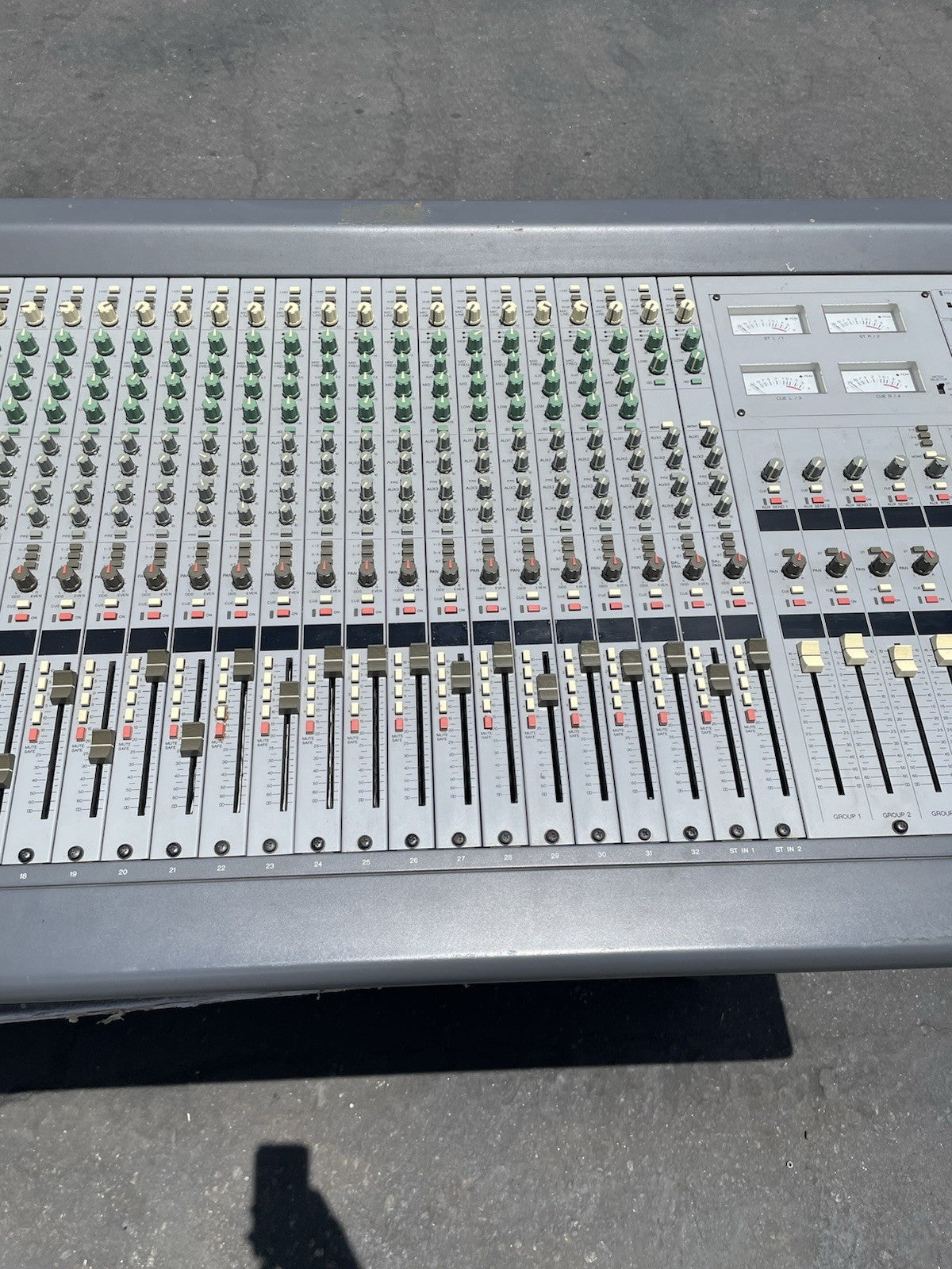 Yamaha PM1200 Professional Audio Mixing Console 32 channels with CASE