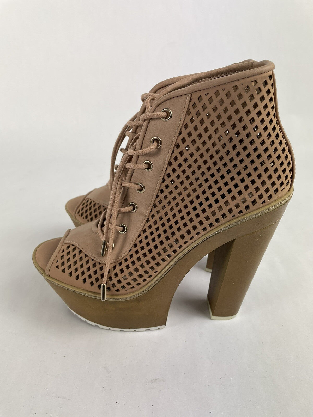 Women's Size 7.5 Dollhouse Brand 6" Heel Cream Platform Shoes Good Condition