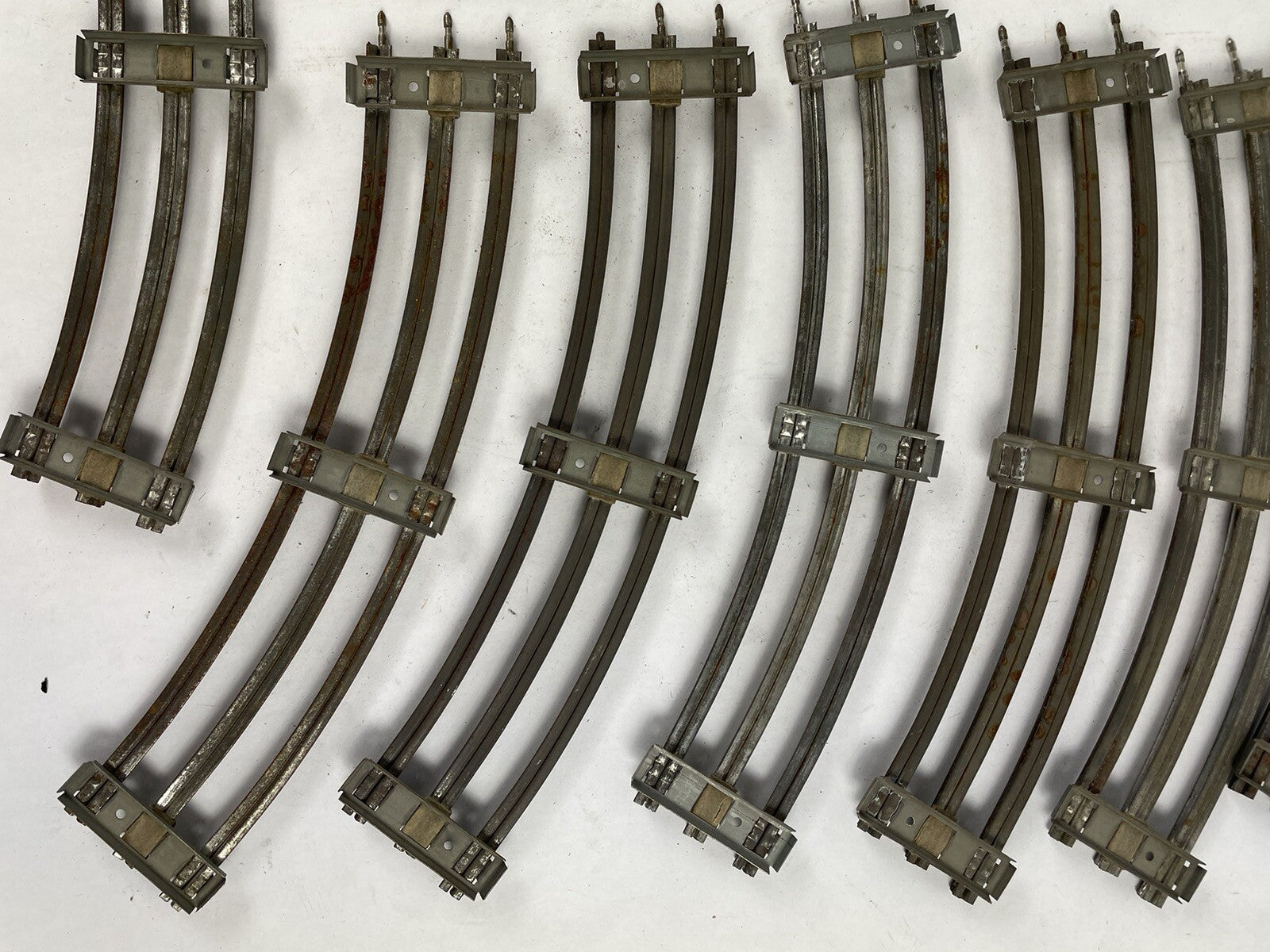 LOT OF 15 : VINTAGE LIONEL 027 TRACK STANDARD CURVE SECTIONS