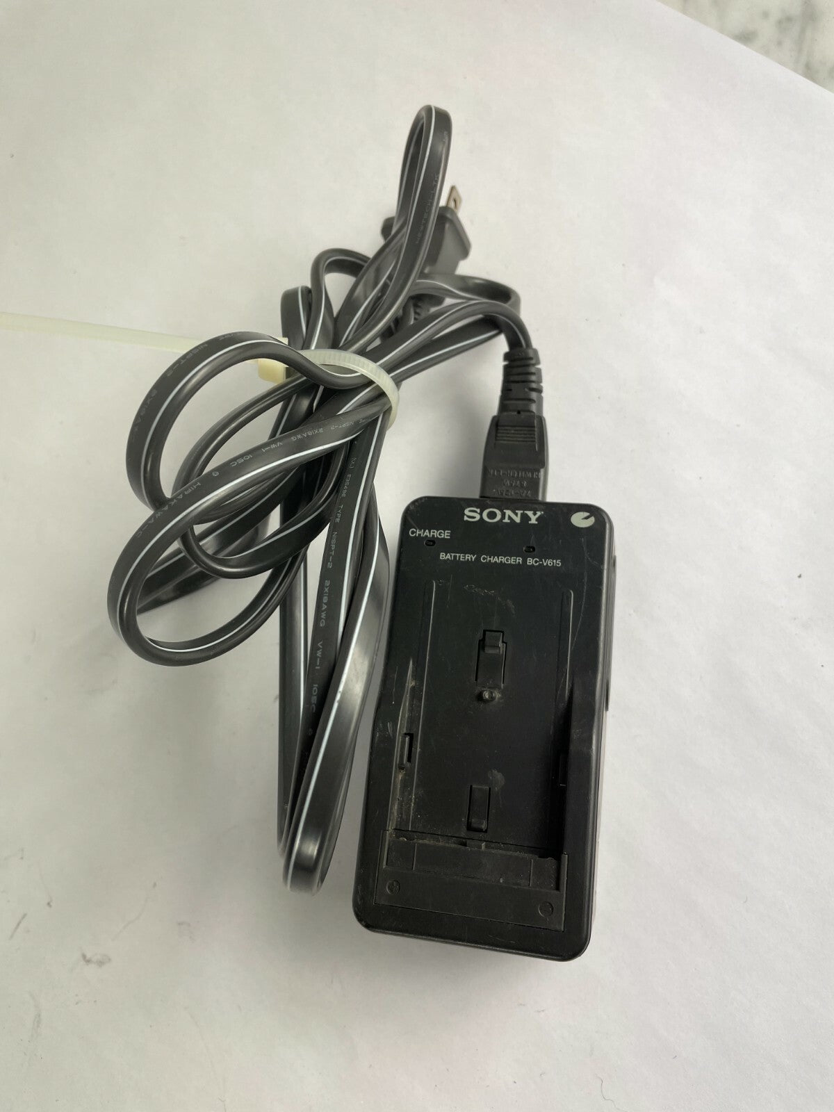 Genuine Sony BC-V615 BatteryCharger Output 8.4 V 0.60 A Power Supply Adapter A97