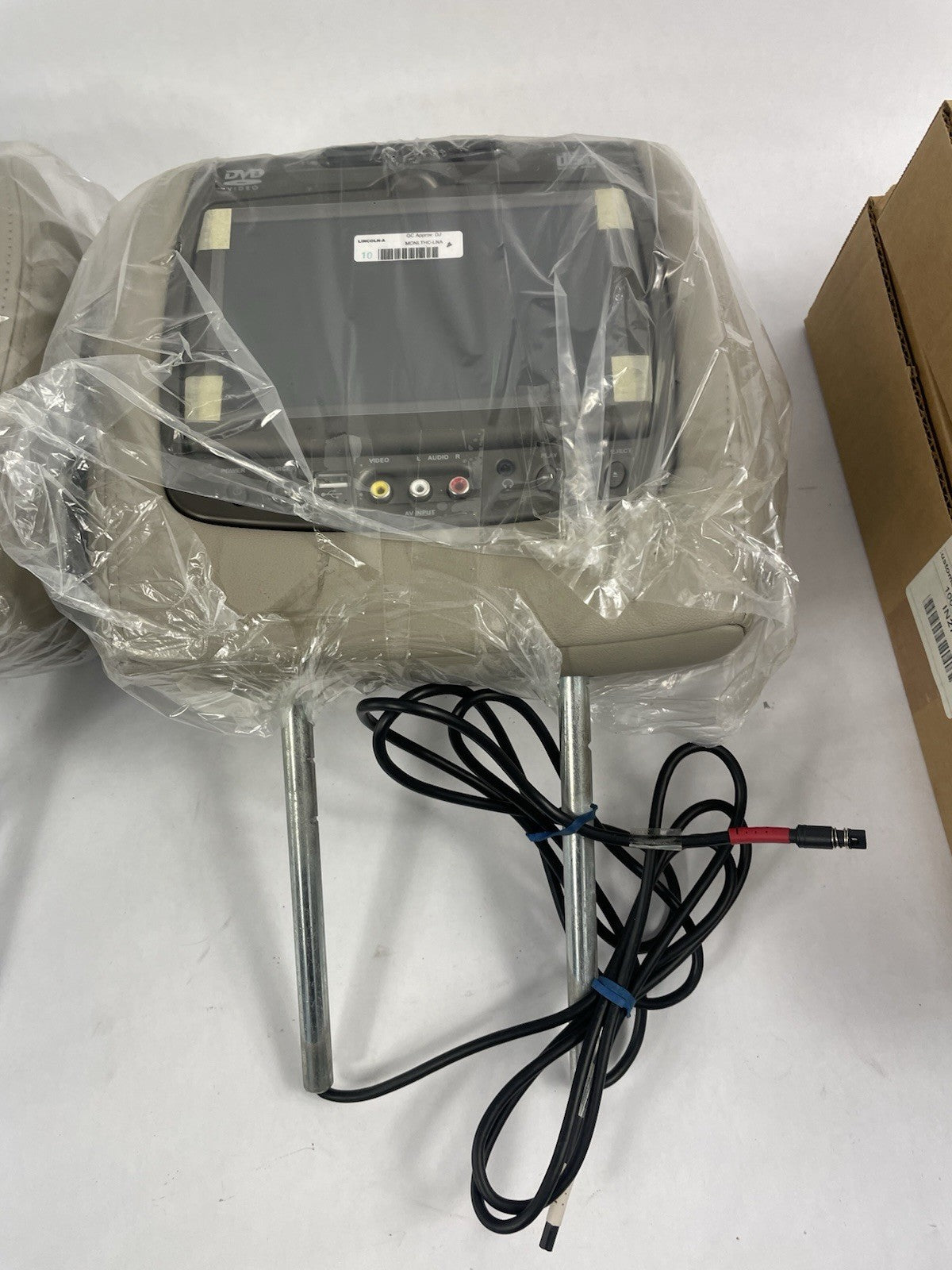 2010 Lincoln Navigator Headrest DVD Monitor Set Tan Beige Leather