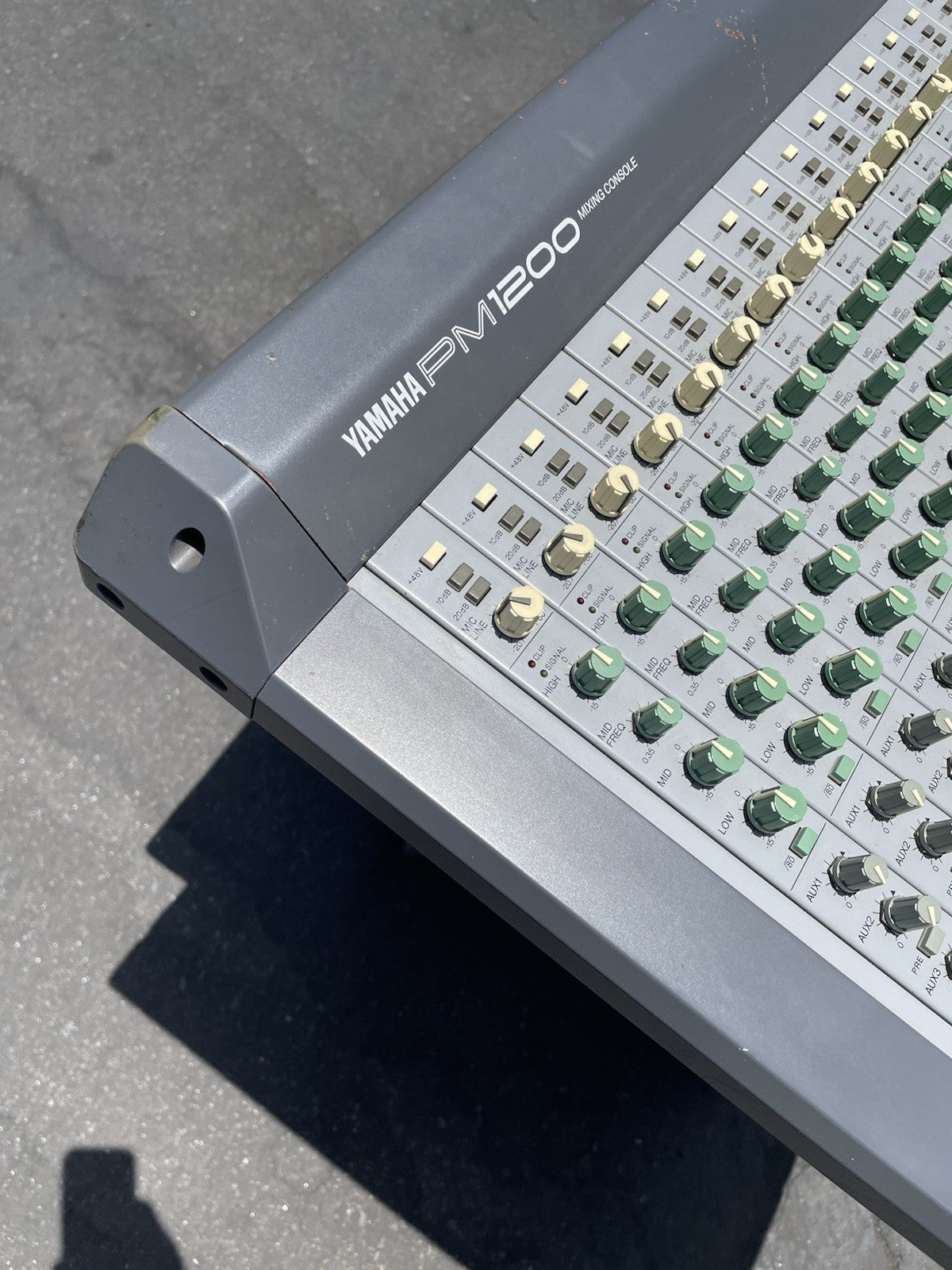 Yamaha PM1200 Professional Audio Mixing Console 32 channels with CASE