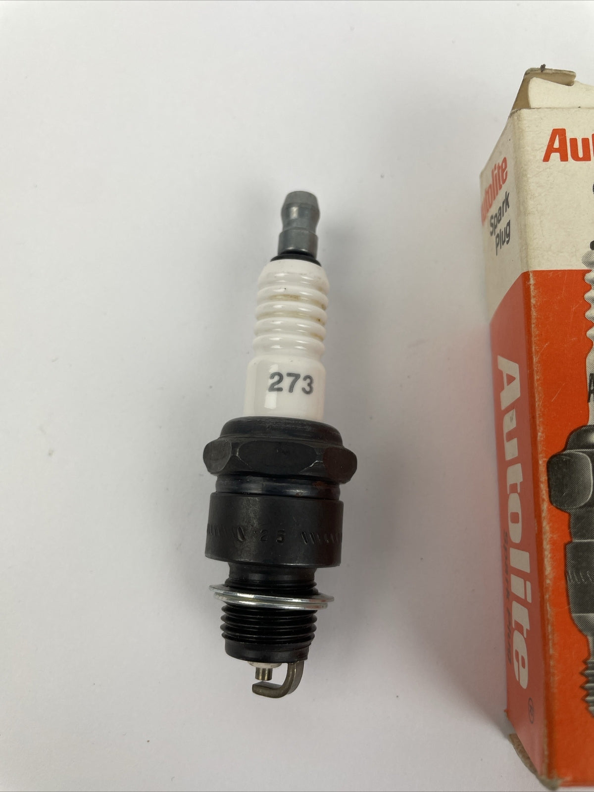 Lot of 2 x AUTOLITE HONEYWELL ALLIED SIGNAL Part No. 273 SPARK PLUG s