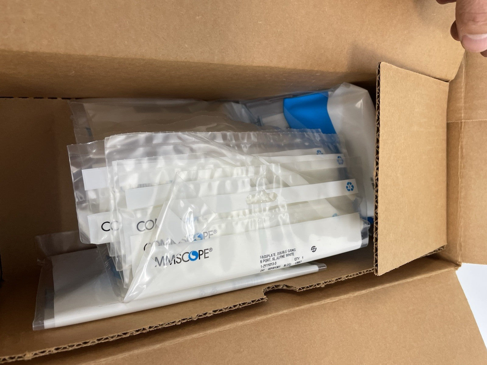 LOT OF 40 COMMSCOPE Faceplate Kit 2-gang 6 port white 1-2111013-3