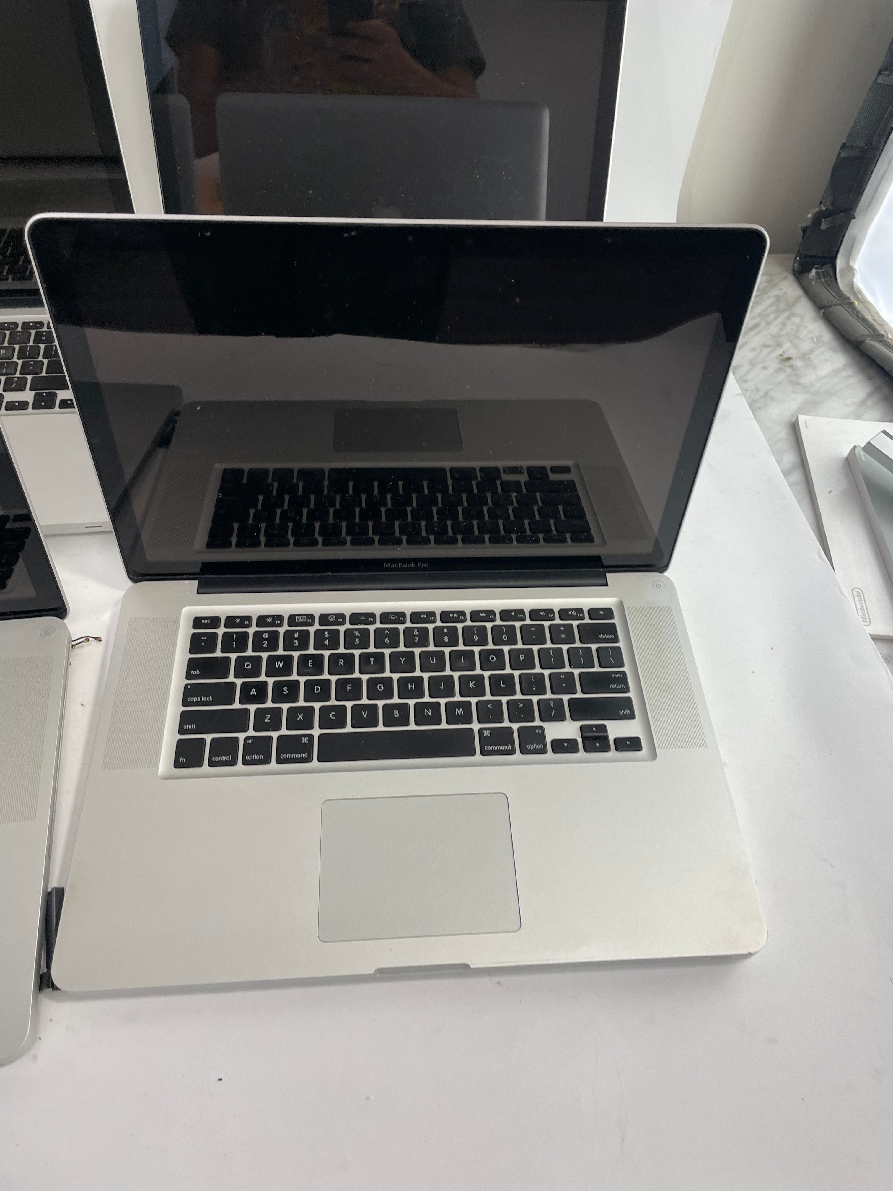 Lot of 4 Apple MacBook Pro A1286 15" Laptops For Parts Repair Not Working