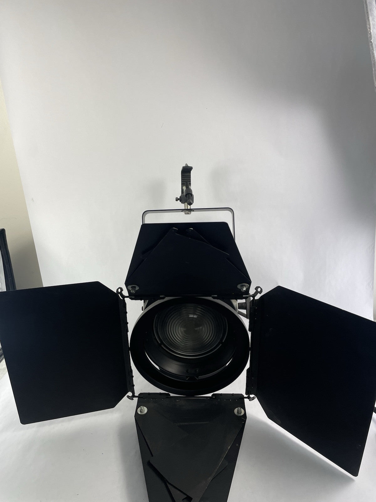 Fresnel Strand Fresnelite 8" 2kw SpotLight C-Clamp & Twist Lock Plug w Barndoors