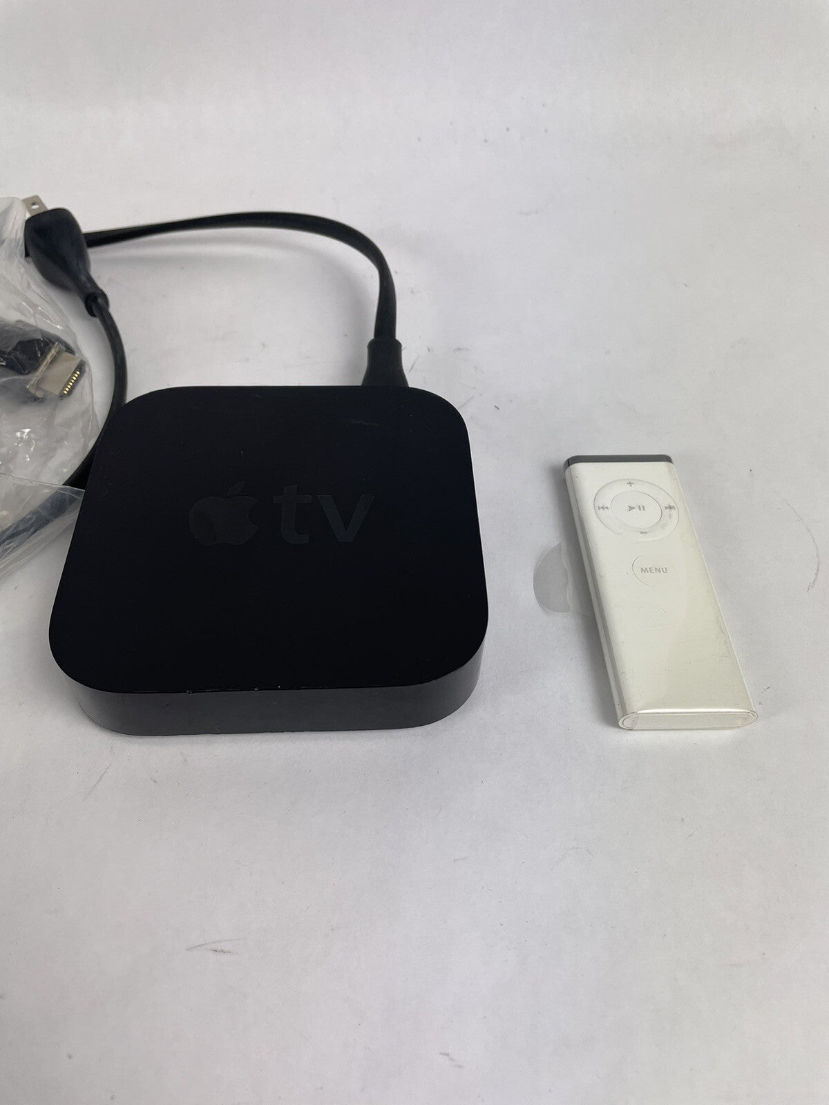 Apple TV (3rd Generation) A1469 with Genuine Apple Remote A1156 