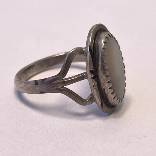 Vintage Navajo Native American Mother of Pearl 925 Sterling Silver Ring Size 6.5